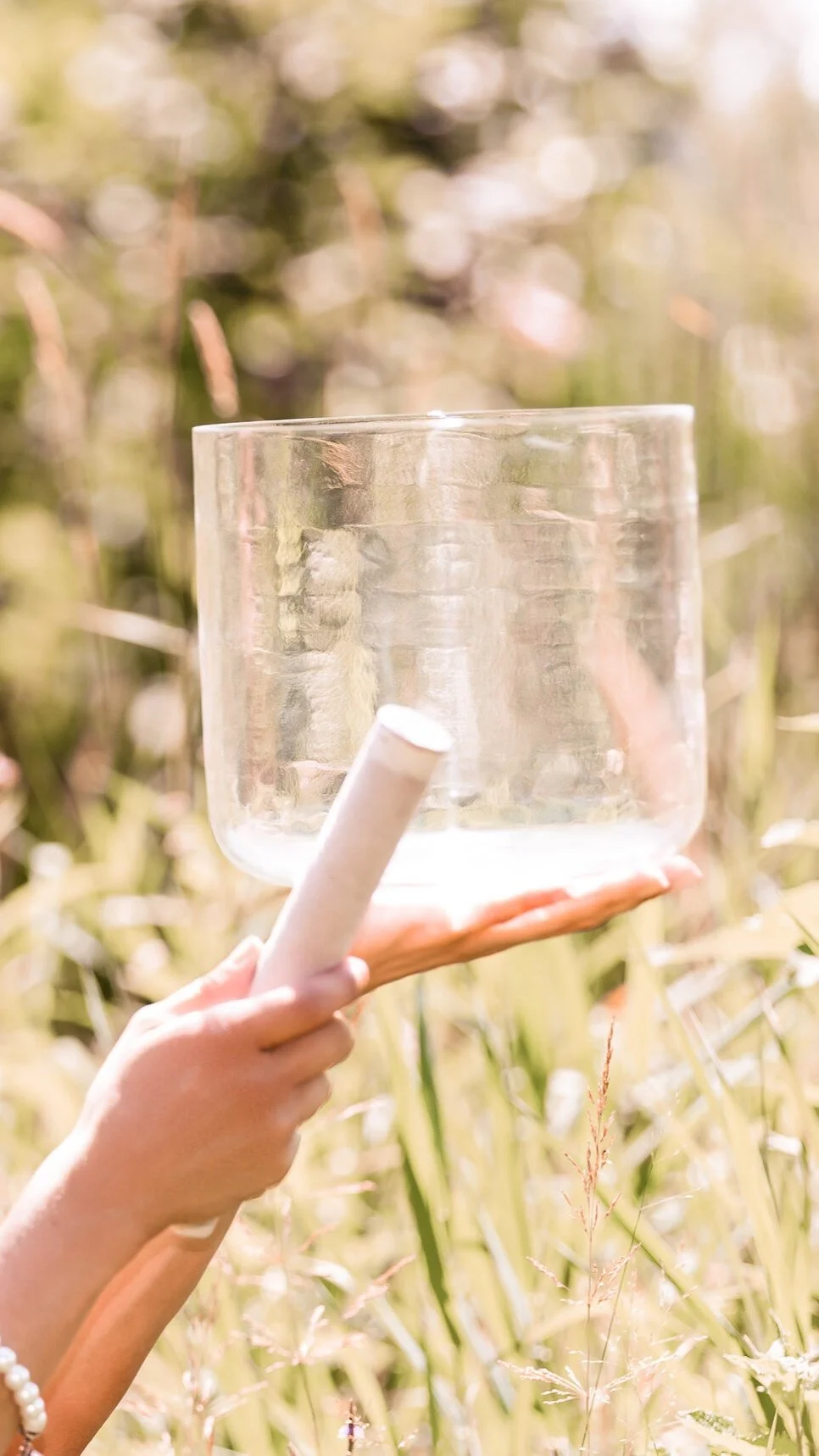 Bol de cristal tenu à la main en nature lors d’une méditation sonore Yin