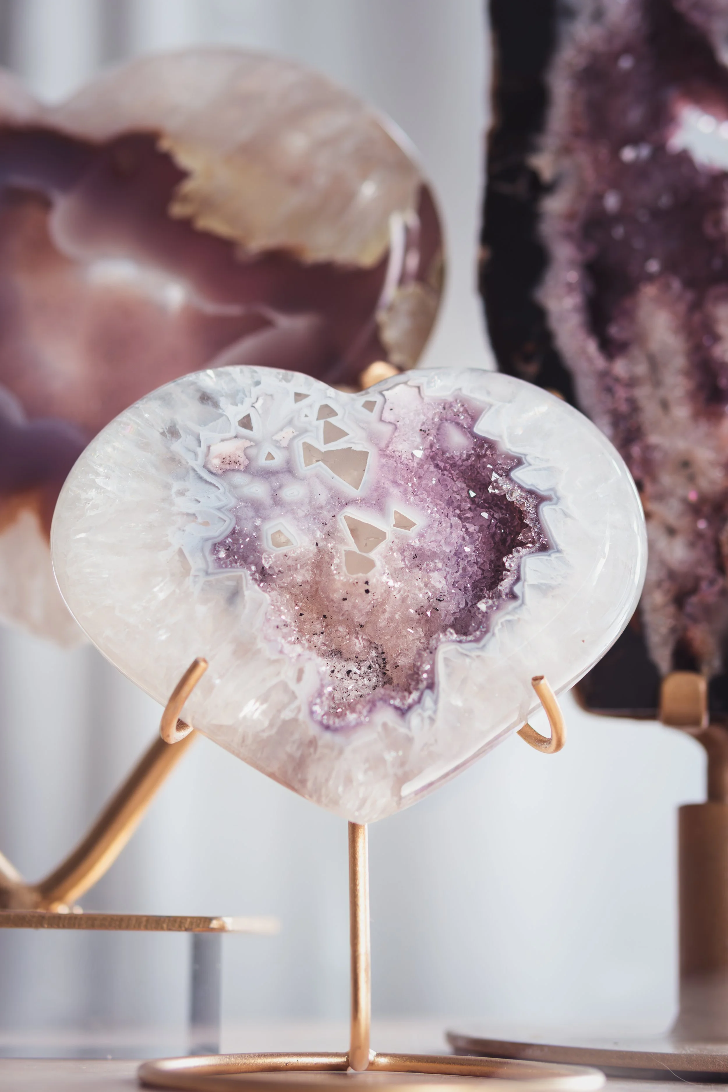 Cœur en améthyste rose et agate blanche druzy sur support doré, pièce minérale de la boutique Yin Healings