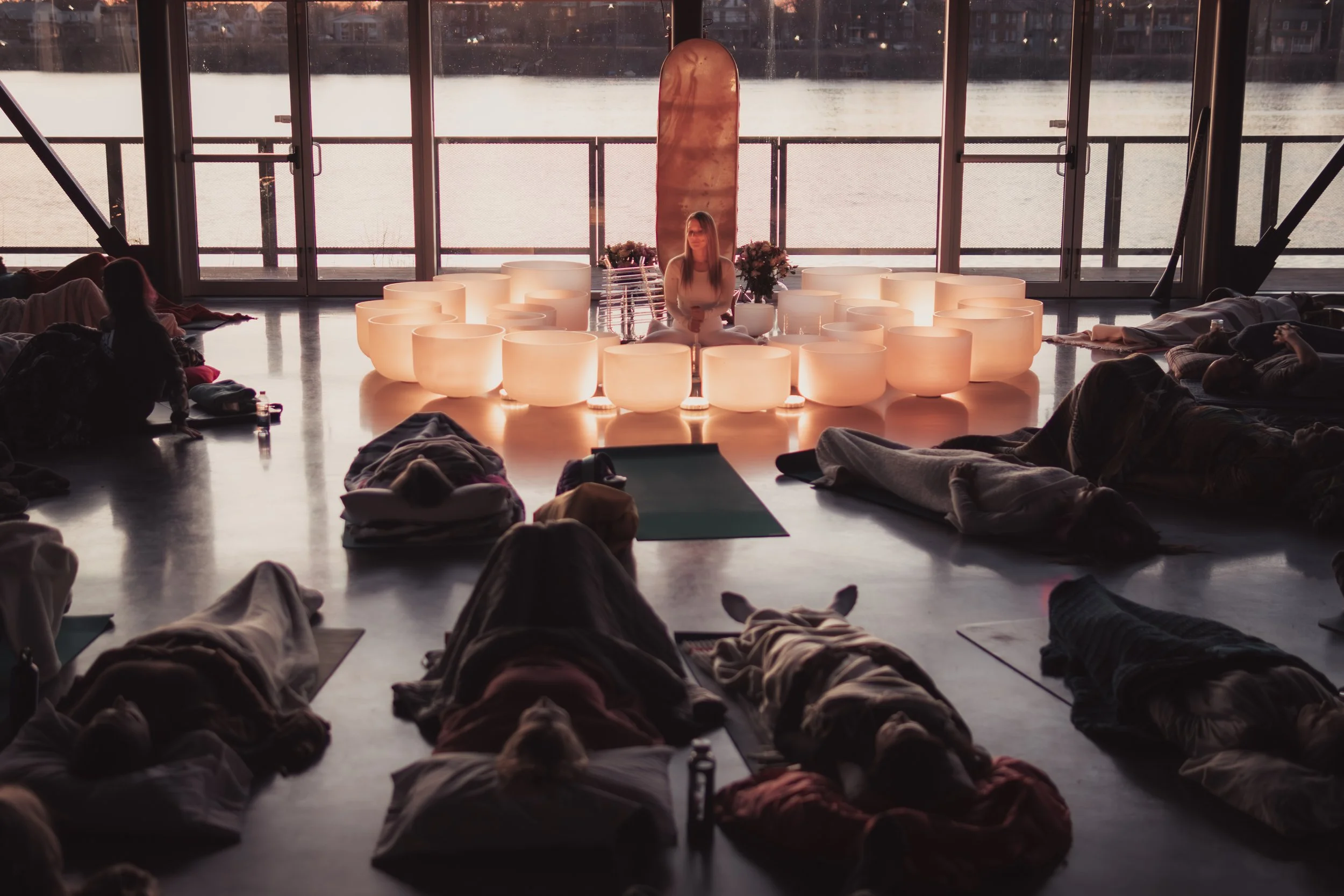 Concert vibratoire avec bols de cristal et participants allongés