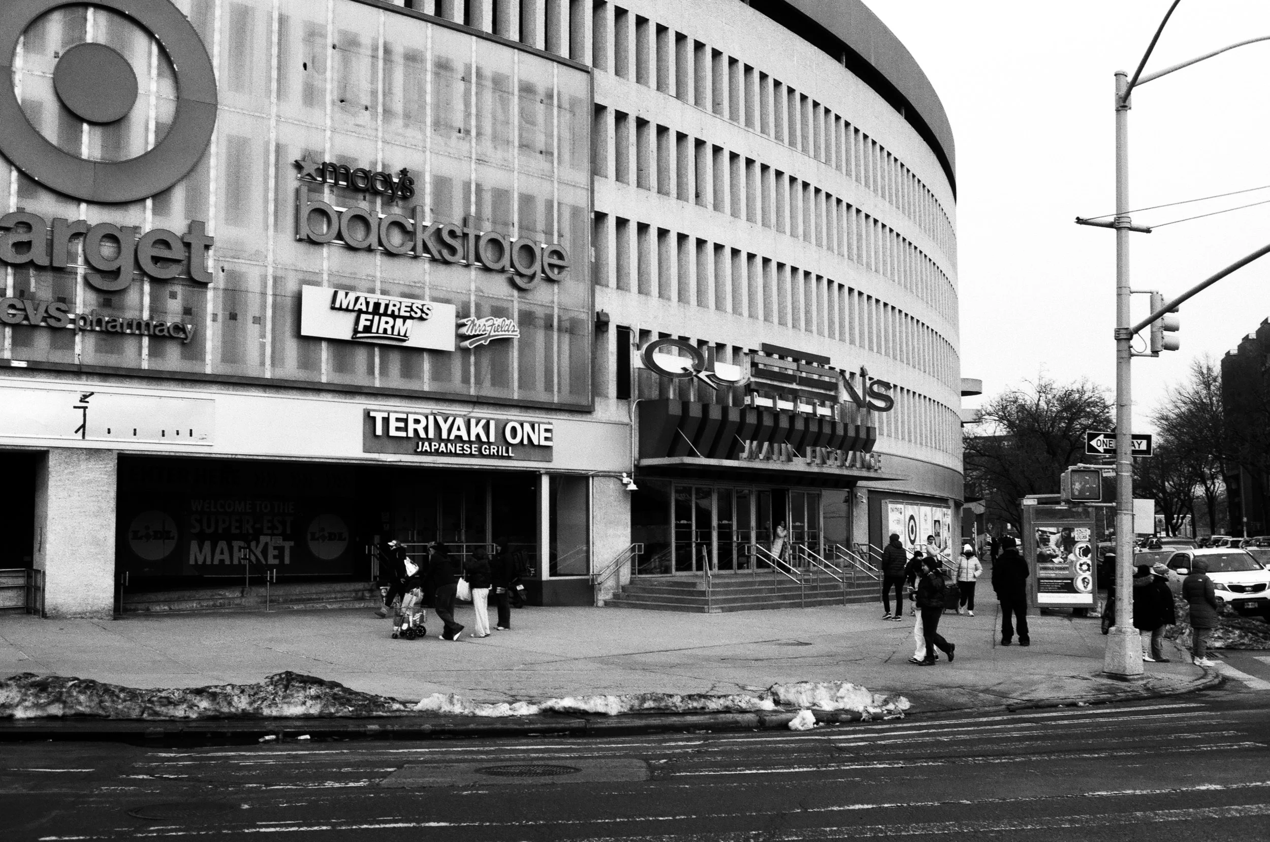 pedestrian entrance of the queens place mall as seen from queens boulevard