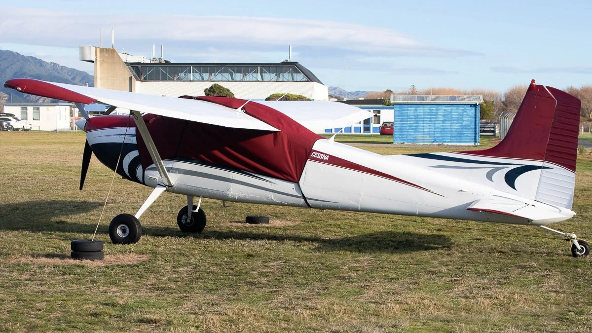 1985 Cessna 185F (2).jpg