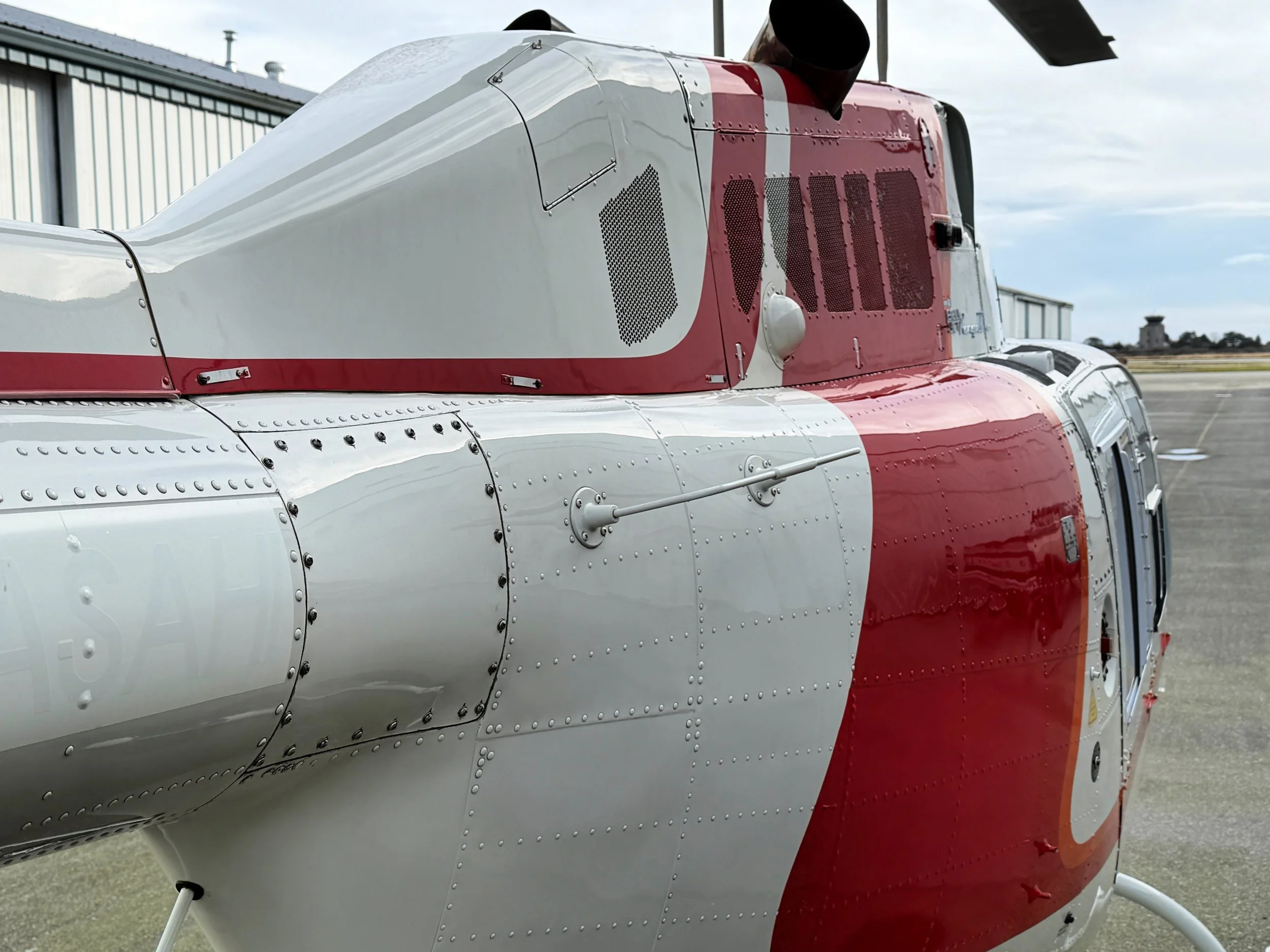 1995 Bell 206B3 C-FNVY (6).jpg