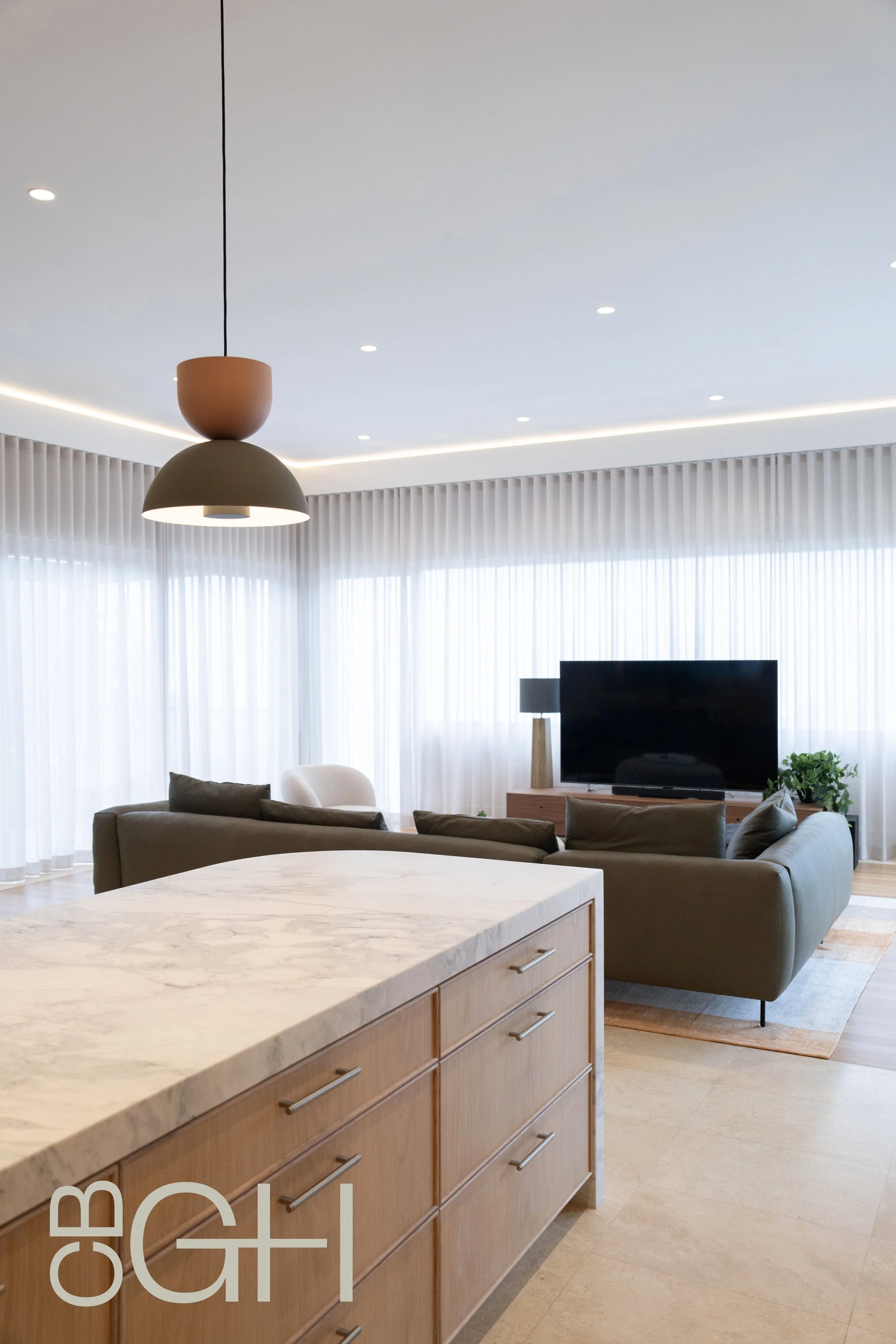 With views out to the Ocean this apartment is very hard to leave for the day to day back in the city