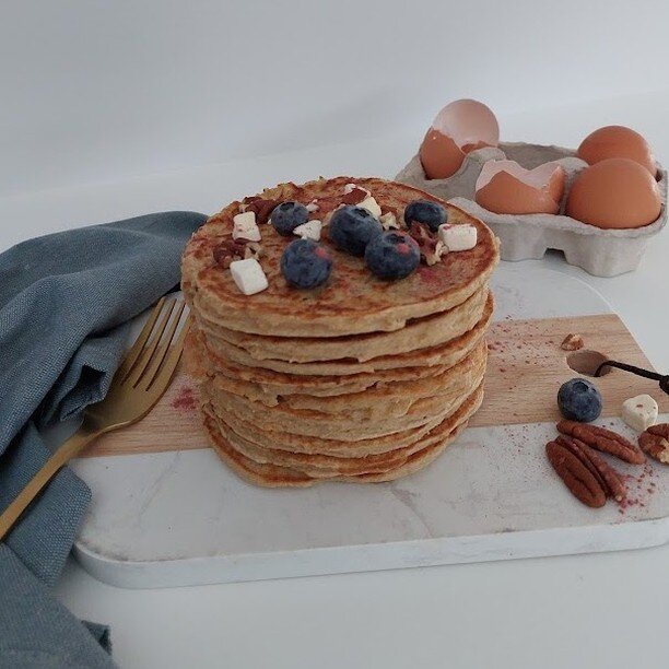 🥞PASTINAAK PANCAKES🥞

Vandaag Lichtmis, dat wil zeggen: pannenkoeken! 
Maar misschien wil je dit weekend wel eens een variant proberen waar ook groentjes in zitten? 🥕

You need:
150g pastinaak in blokjes
100g havervlokken
4 eitjes
200g cottage che