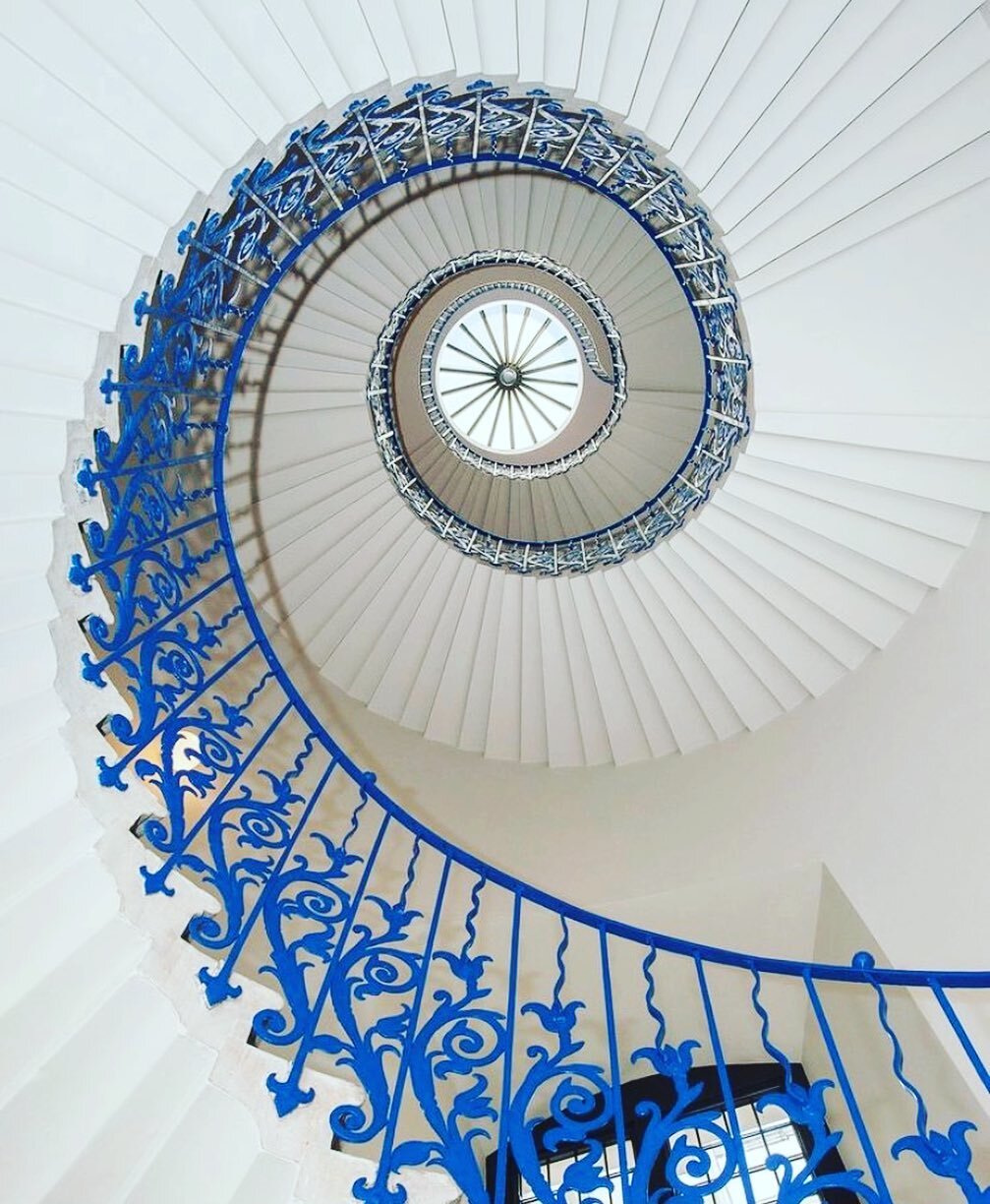 Just the most stunning staircase from @antiquesmag.
The Queens house in Greenwich by Inigo Jones.
.
.
.
#inigojones #thequeenshouse #architecturaldesign #staircase #blue#traceyboydinspiration