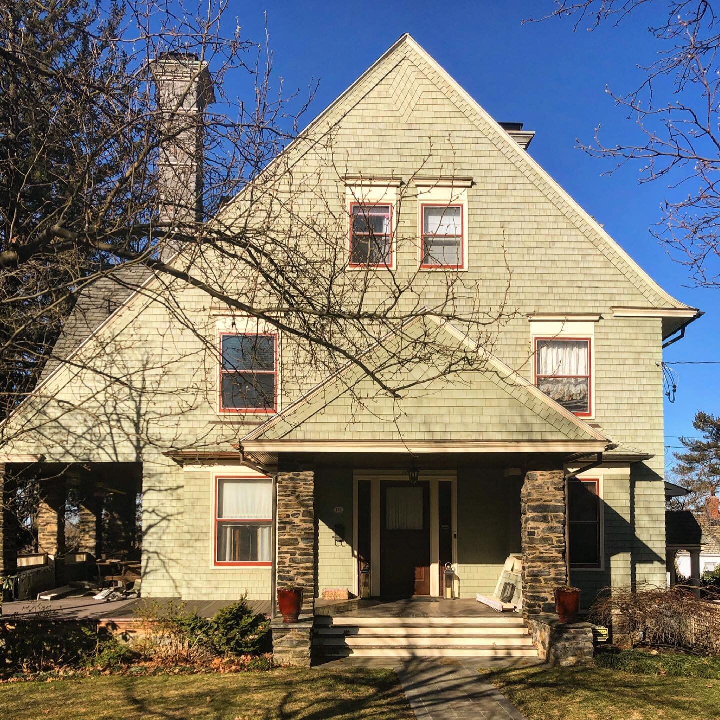 Over the last year I&rsquo;ve trained myself to keep an eye out for interesting structures that just appeal to me during the morning run. I really love the classic and simple triangle-on-top-of-a-rectangle vibes of this particular house on my route. 