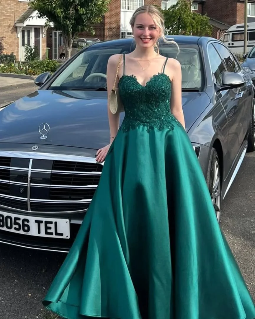 Eloise looking so beautiful on her prom night! It was an absolute pleasure to work on this beautiful dress 💚💚💚

#bridalseamstress #promdress #beautiful