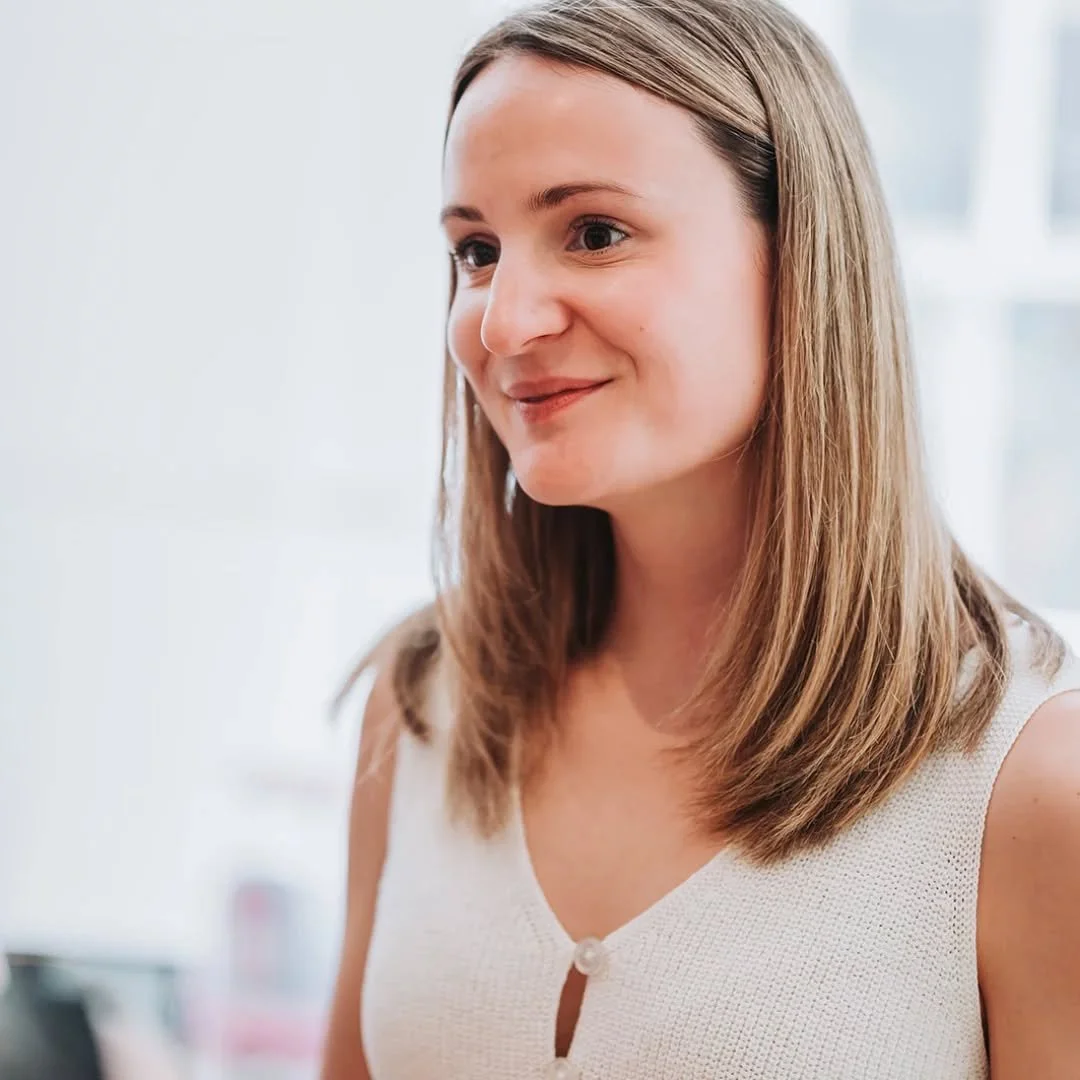 Hello lovely brides &mdash; and a big warm welcome to all my new followers! ✨
I&rsquo;m Lauren, your local bridal seamstress with over 15 years&rsquo; experience working with beautiful gowns.

Born and raised in Cambridgeshire, I now live in the love