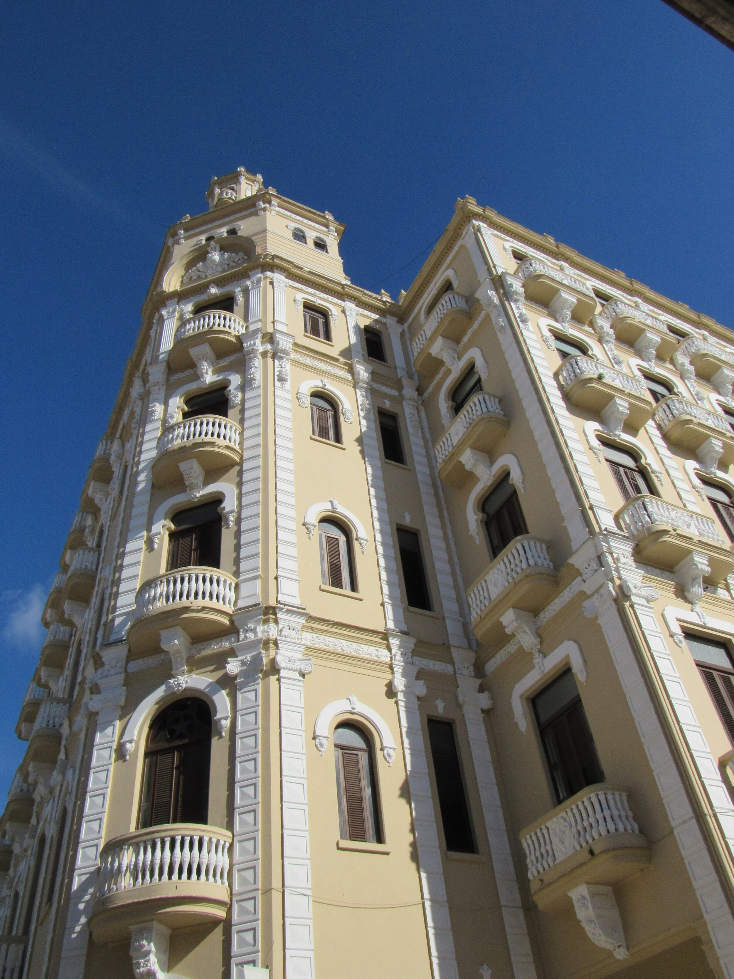 Gerestaureerde gevel in de buurt van Plaza Mayor in het oude Havana waar de meeste toeristen verblijven.