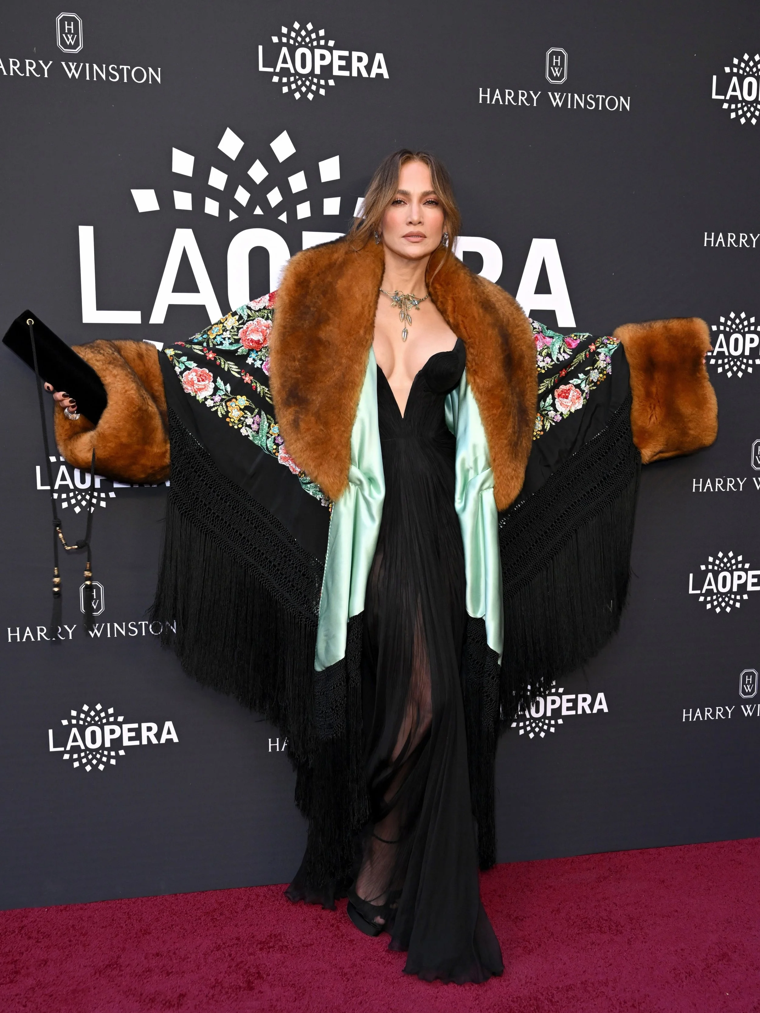 🌹 @360ofopera loves a good CROSSOVER!

👑 The ladies of POP are all about the OPERA this week!

💫 @jlo made a glamorous entrance at the @laopera 2026 Opening Night Gala of #Carmen
📸 Axelle/Bauer-Griffin/FilmMagic

💗 @dualipa enjoyed herself at th