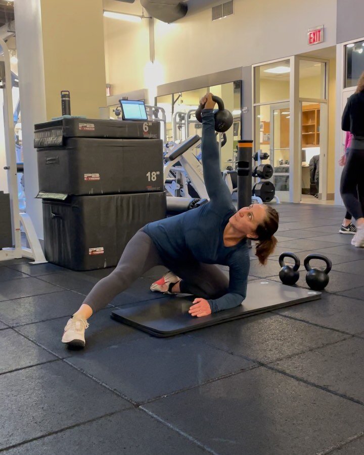 💪🏼 My awesome client performing some impressive rotational work. Rotation improves total body coordination, core stability and helps daily activity. #committosomething #Equinox