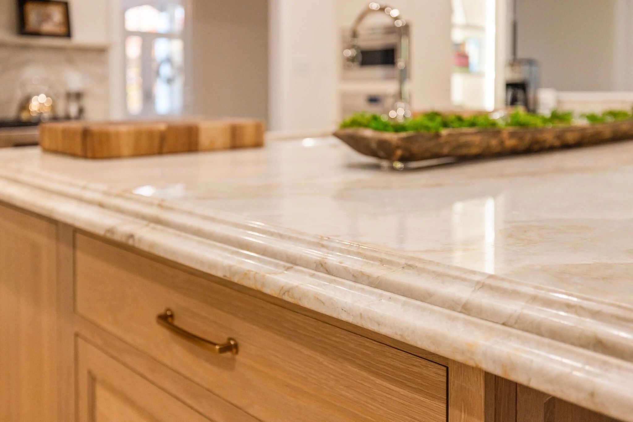 Kitchen countertops not only provide a durable surface for cooking, but also act as a central design element that pulls the whole space together. We especially love seeing both come together in large kitchen islands.

Swipe to see a few up close!
.
R