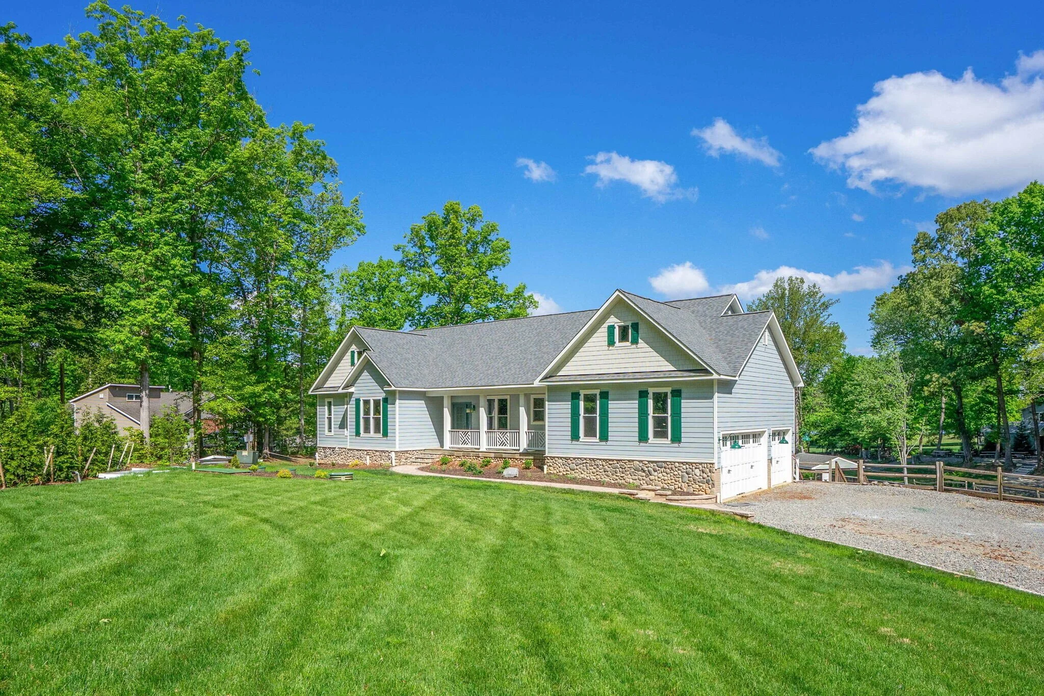 Do you love our Lake Anna project by day or by night? 

Either way, we think it turned out beautifully.

Swipe and let us know! 
.
Designer: @leewatersdesign 
Photographer: @cynthiajamesphotography 
.
Lake Anna Home Remodel | Lake Anna Builder | Lake