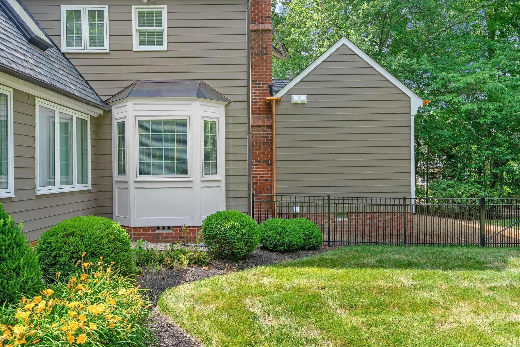 38-web-or-mls-8512 Ben Nevis Dr exterior-10.jpg