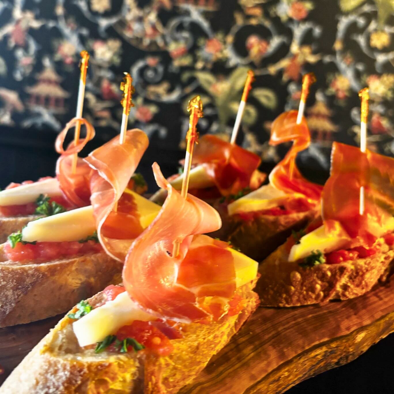 Pintxo de Jam&oacute;n y Queso 
🪭🪭🪭
Ib&eacute;rico cheese, jam&oacute;n serrano, crushed tomato 
&iexcl;Solo lo mejor! 
💃🏻 🇪🇸💃🏻
See you at Matadora 🪭
.
.
.
#pintxo #matadora #matadoratapas #spanishtapas #tapas #yyjeats #victoria #victoriafo