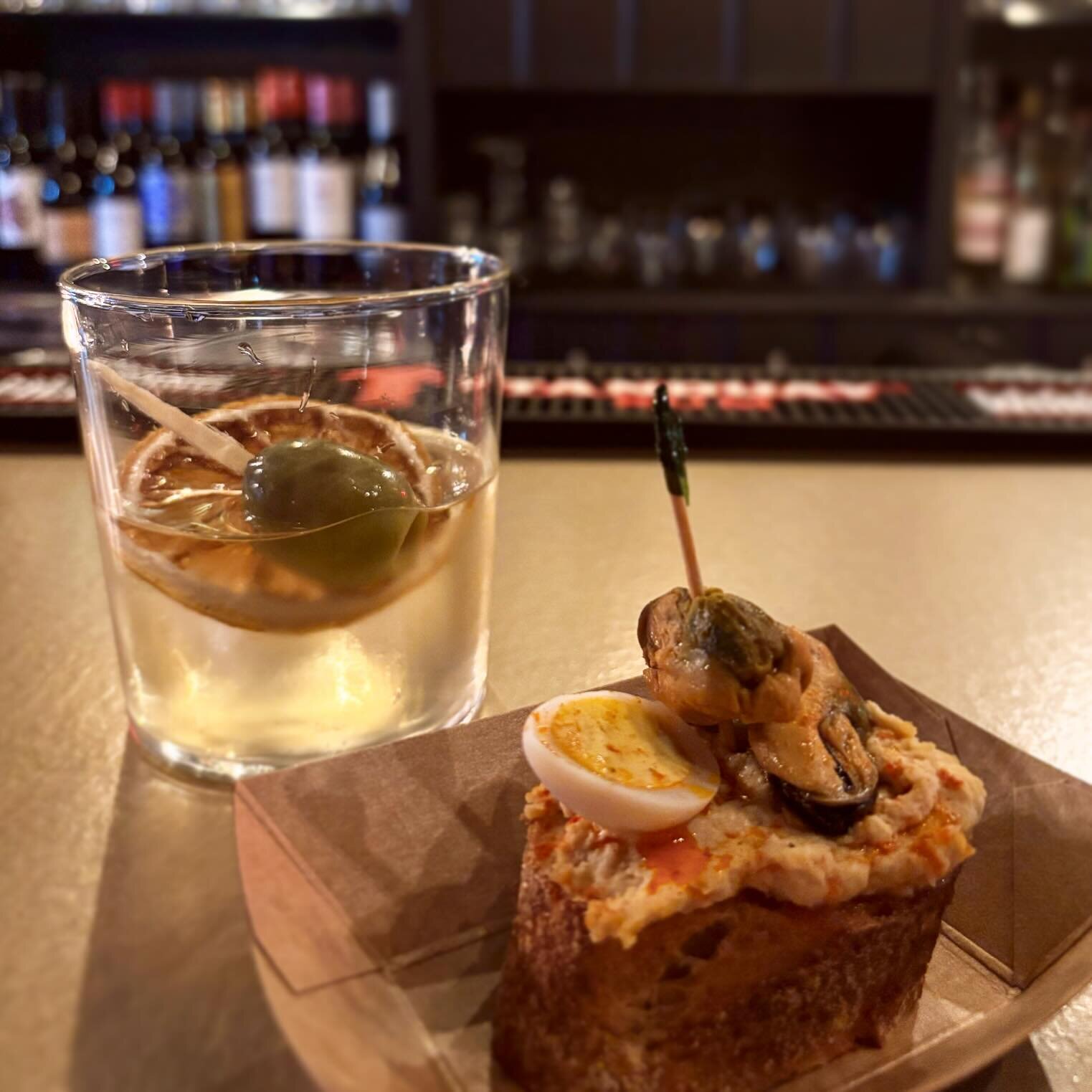 Verm&uacute; Preparado &amp; Pintxo de Mejillones 
💃🏻🪭💃🏻 
Order your vermouth like a true Spaniard, &lsquo;preparado&rsquo; which means a splash of gin &amp; a splash of bitters, making it essentially a more refreshing, less potent negroni.
We h