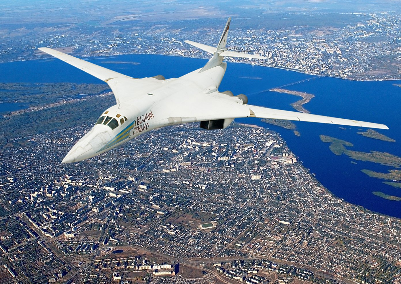 Ту 160м сколько. Ту-160 белый лебедь. Белый лебедь самолет ту 160. Ту-160 сверхзвуковой самолёт. Стратегический ракетоносец ту-160 белый лебедь.