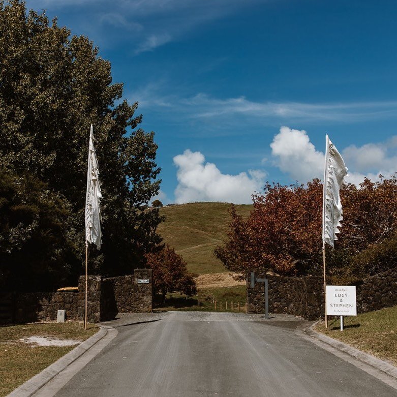 Festival flags are a simple and super effective addition to every entrance 🏳 💕 
.
.
.
.
.
#flagship #frankandpeggy #festivalwedding #weddingvibes #festivalvibes #whiteflag #omahanz #belowedding #nzweddings #beachwedding #lucyandstephen2021