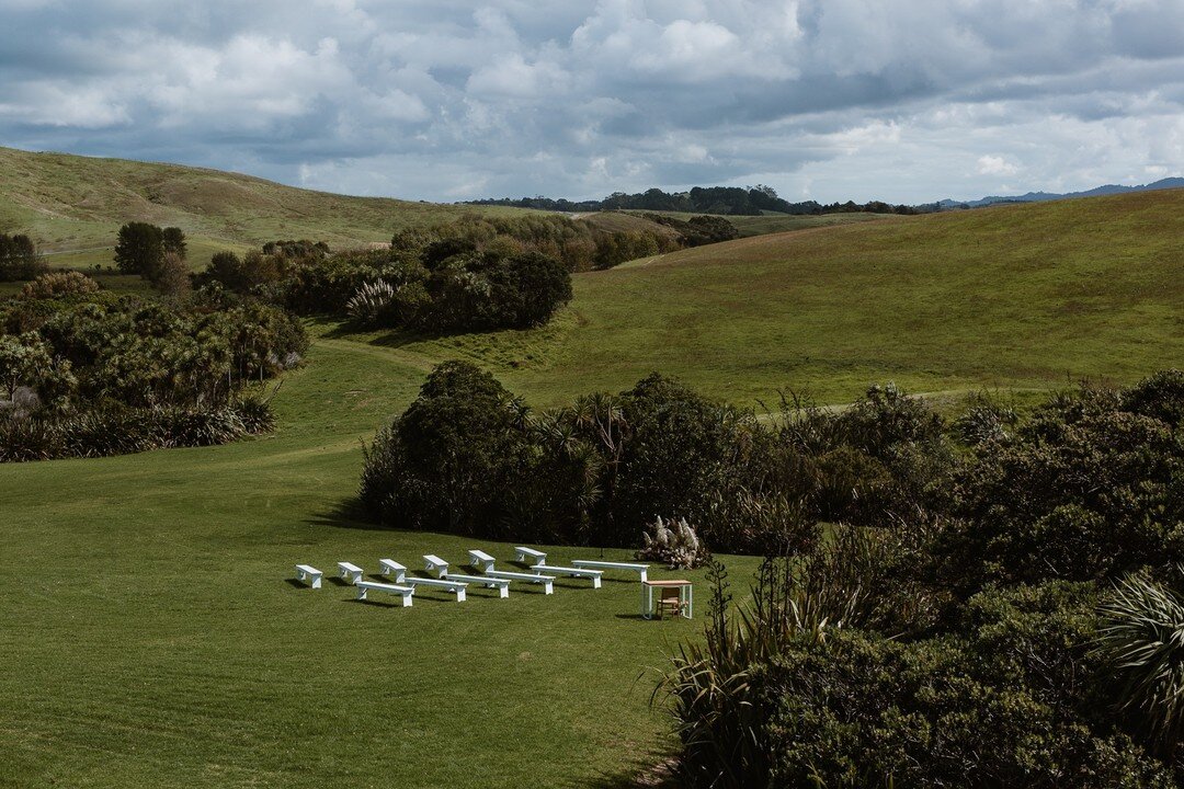 Simply stunning 😍
.
.
.
.
.
.
.
.
.
#lucyandstephen2021 ❤️ #nzwedding #hilltopceremony #simpleceremony #outdoorwedding #kiwibride #nzbride #nzgroom #nzsummer #summerwedding #tbt #ceremonyflowers #weddingdecor #weddinginspo #summerlover #pinkbeach #c