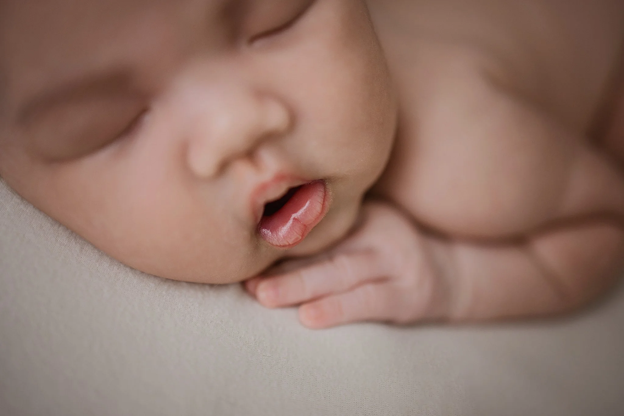 newborn-hands-closeup-markham-inhome-session