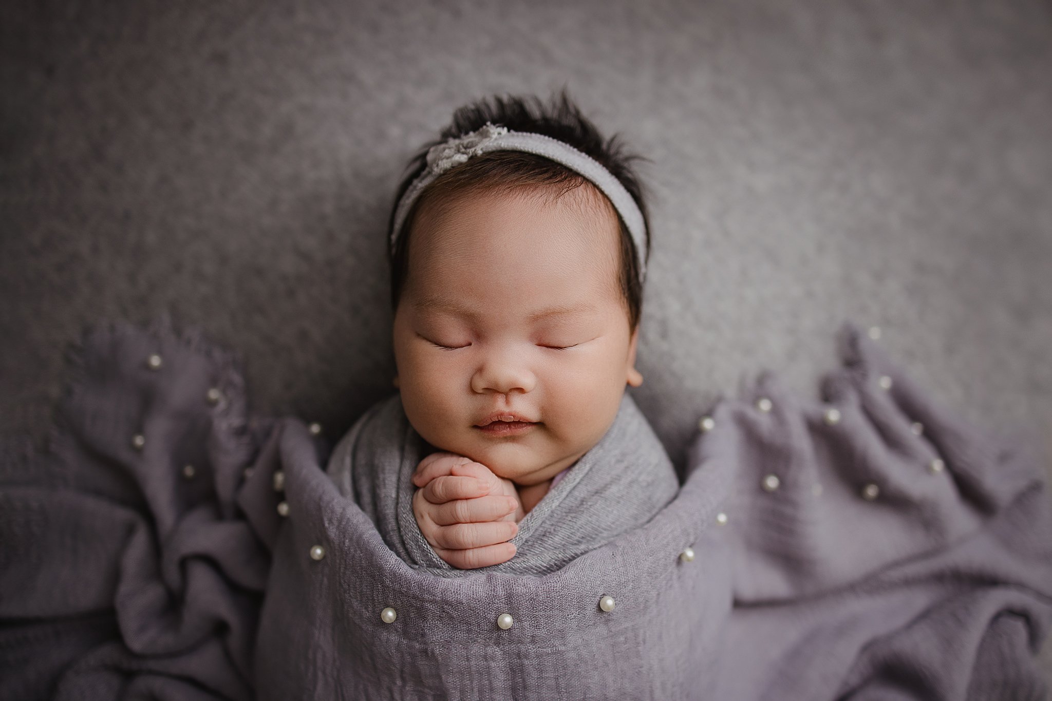 sleeping-newborn-grey-wrap-pearl-inhome-session-markham