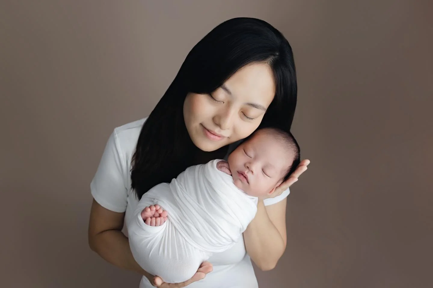 Nothing sweeter than new parents soaking up these early days ❤️ I&rsquo;m always drawn to the soft cuddles, the tiny features, and the way babies just settled into their parents&rsquo; hands. These little moments never get old for me.

Now booking ne