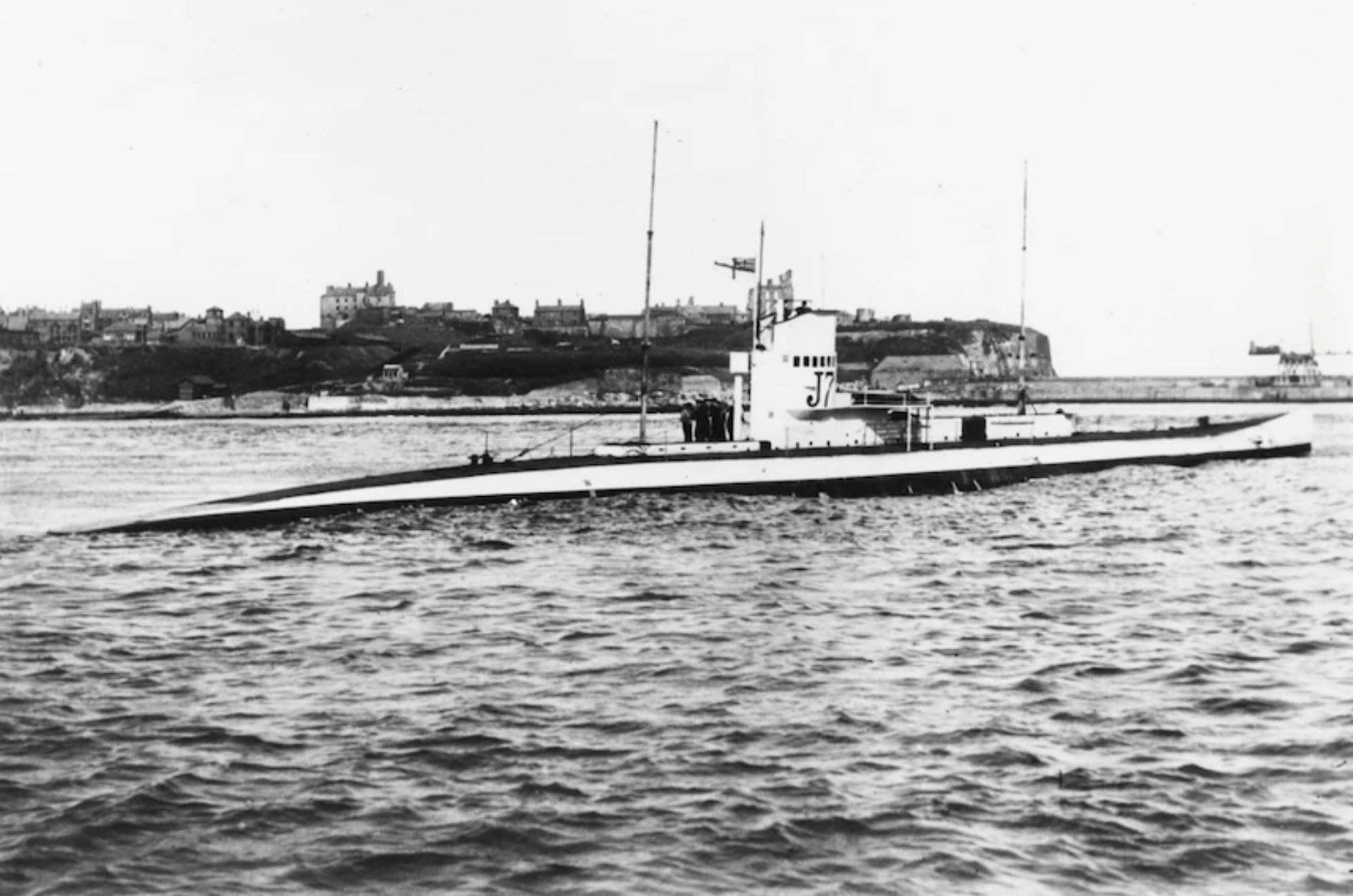 Первую пл. HMS J-826.