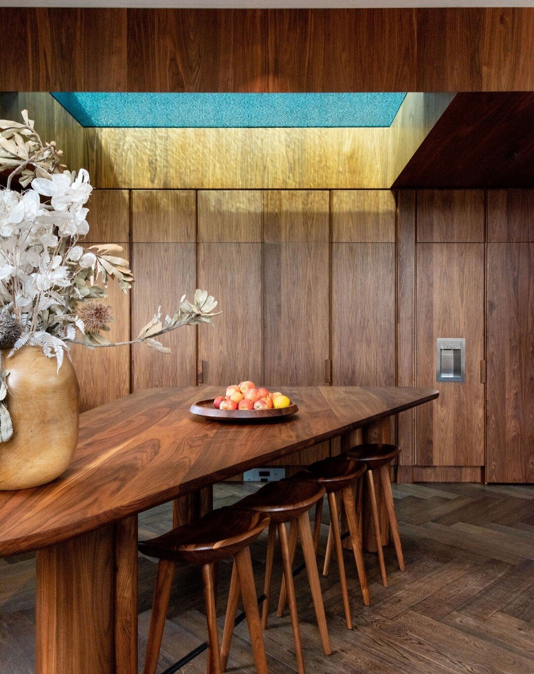 Get out, I know. 
Skylight in the kitchen, looking into the rooftop pool. The timber work in this house was incredible. 
Also, how much is too much wood (never!)?

Paddington, Sydney for @onefinestay 

#onefinestay #luxuryaccommodation #paddington #k