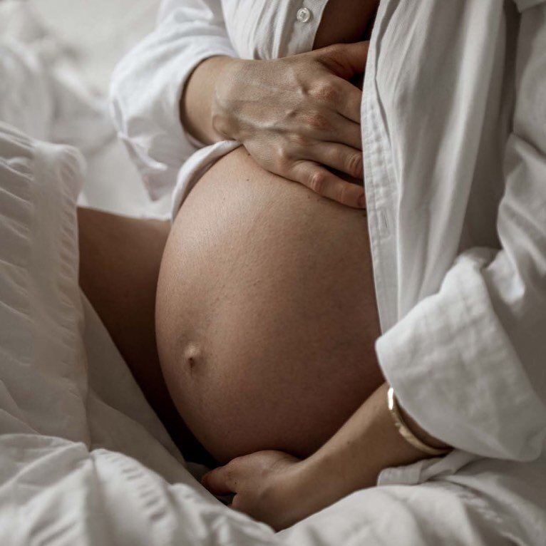 It&rsquo;s a work-from-bed-weather kind of day. 

#comfort #kiahluceyphotography #maternity #portraitphotography #pregnancy #whitetshirtcampaign #babyonboard