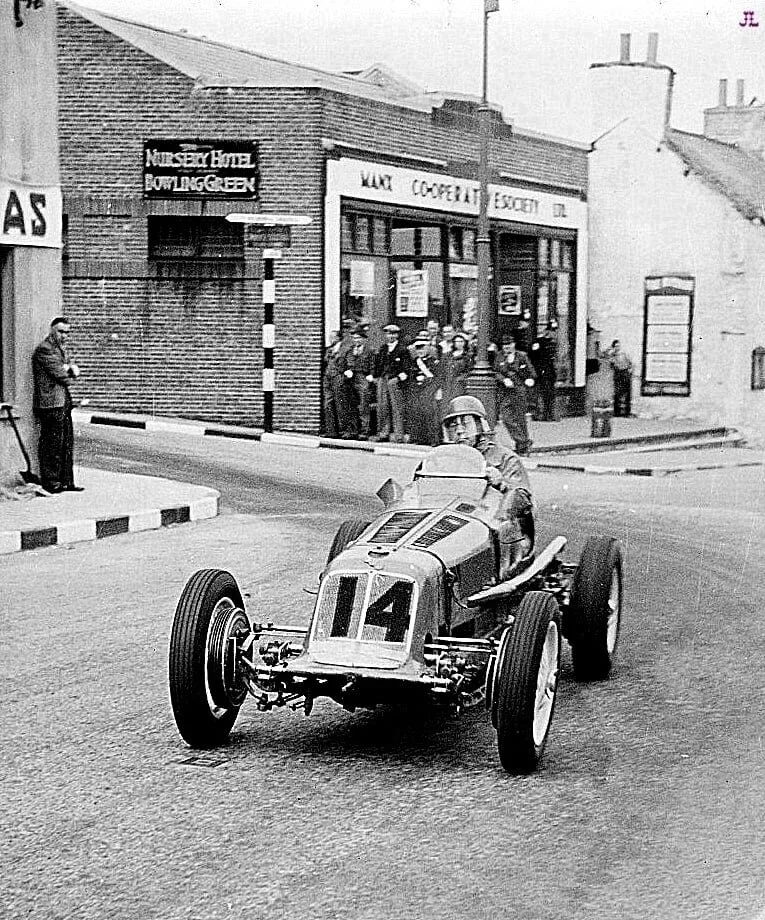 Bob Gerrard taking a right-hander at the Manx Arms