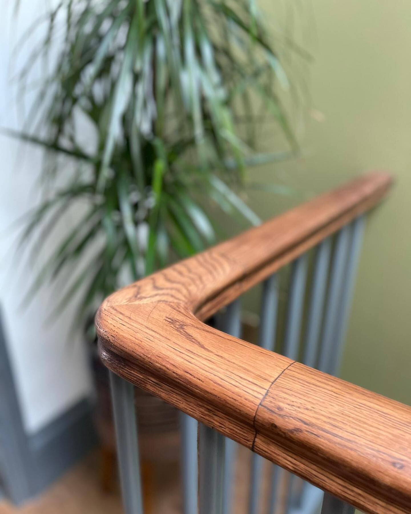 Brand new oak handrails have been finished beautifully by @devlandecor with a dark oak wax to match the new dark oak engineered flooring. 

New round timber spindles in @farrowandball downpipe make this a stand out feature in this lovely house!

#hou
