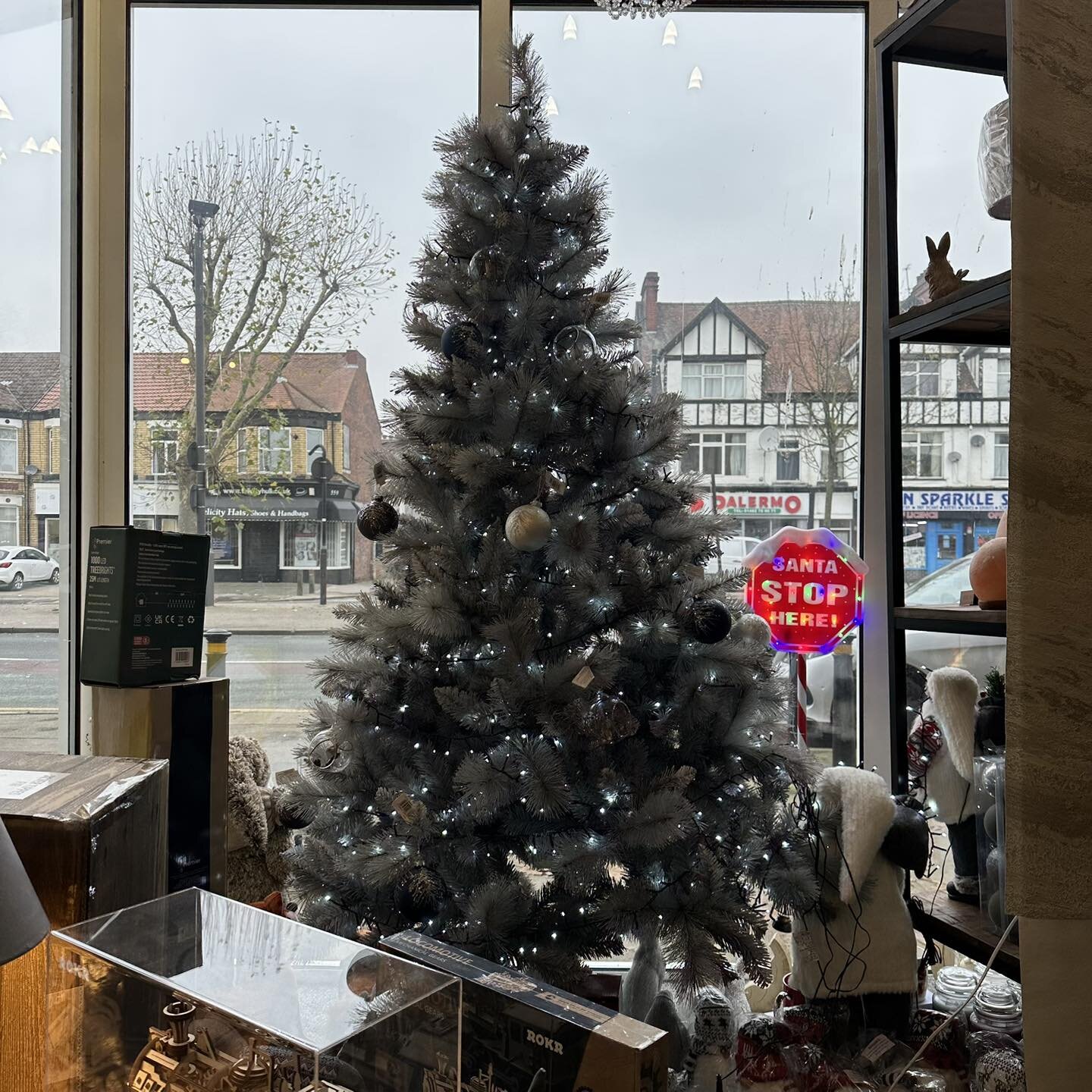 🎄🎅🏻Day 2 of 24🎅🏻🎄

Looking for a unique and different Christmas tree this year?

Well look no further than this amazing 7ft silver tipped tree perfect for adding that extra sparkle to any room this Christmas.

https://www.homedecorhull.com/home