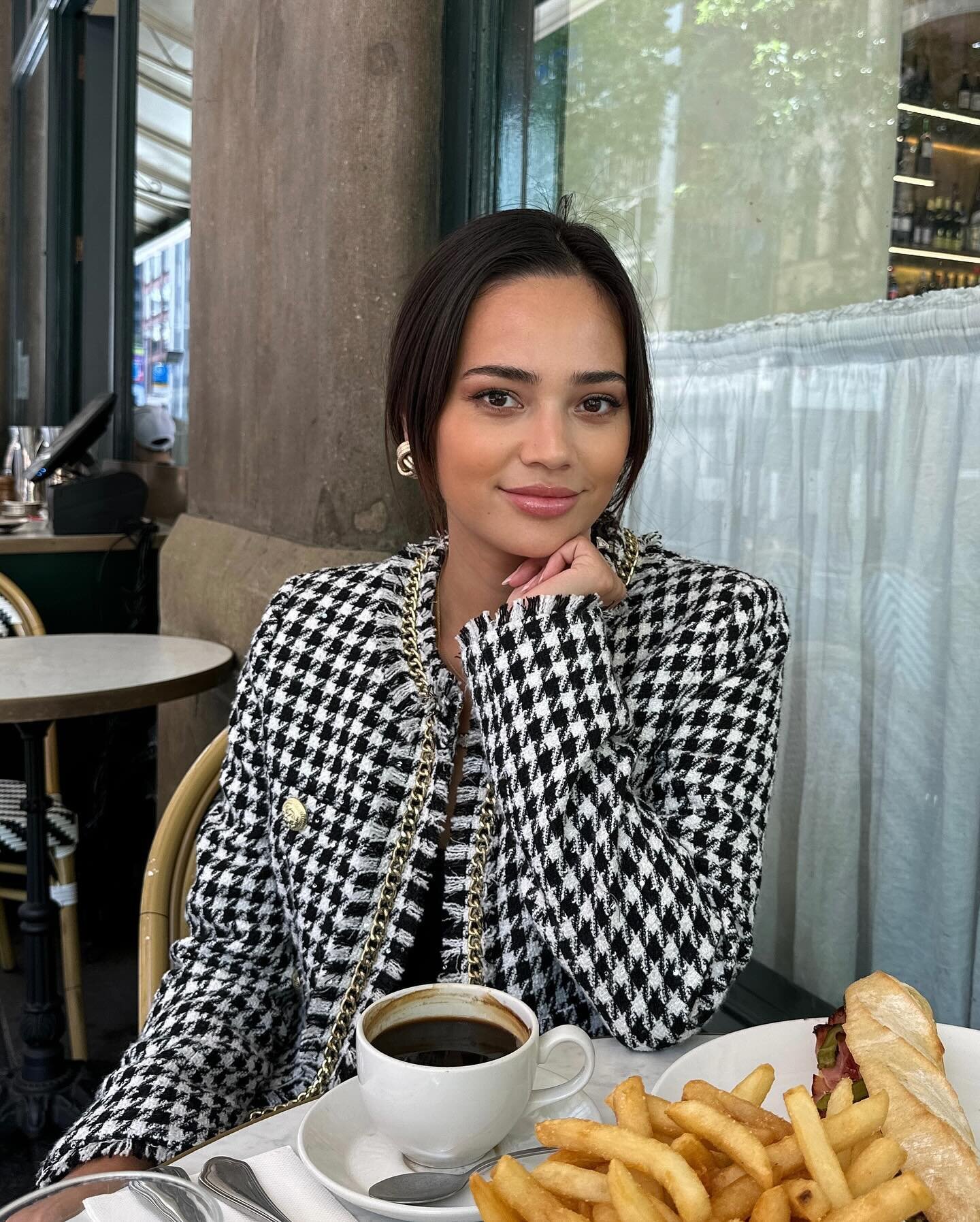 I&rsquo;ll get the fries and you get the coffee and let&rsquo;s call it a lunch date 🍟☕️ 

Jacket @rebeccavallance 
Bag @chanelofficial @rebagofficial 
Jewellery @bycharlotte_ 

#ootd #outfitinspo #classystyle #ootdfashion #chanel #chanelbag #styleo