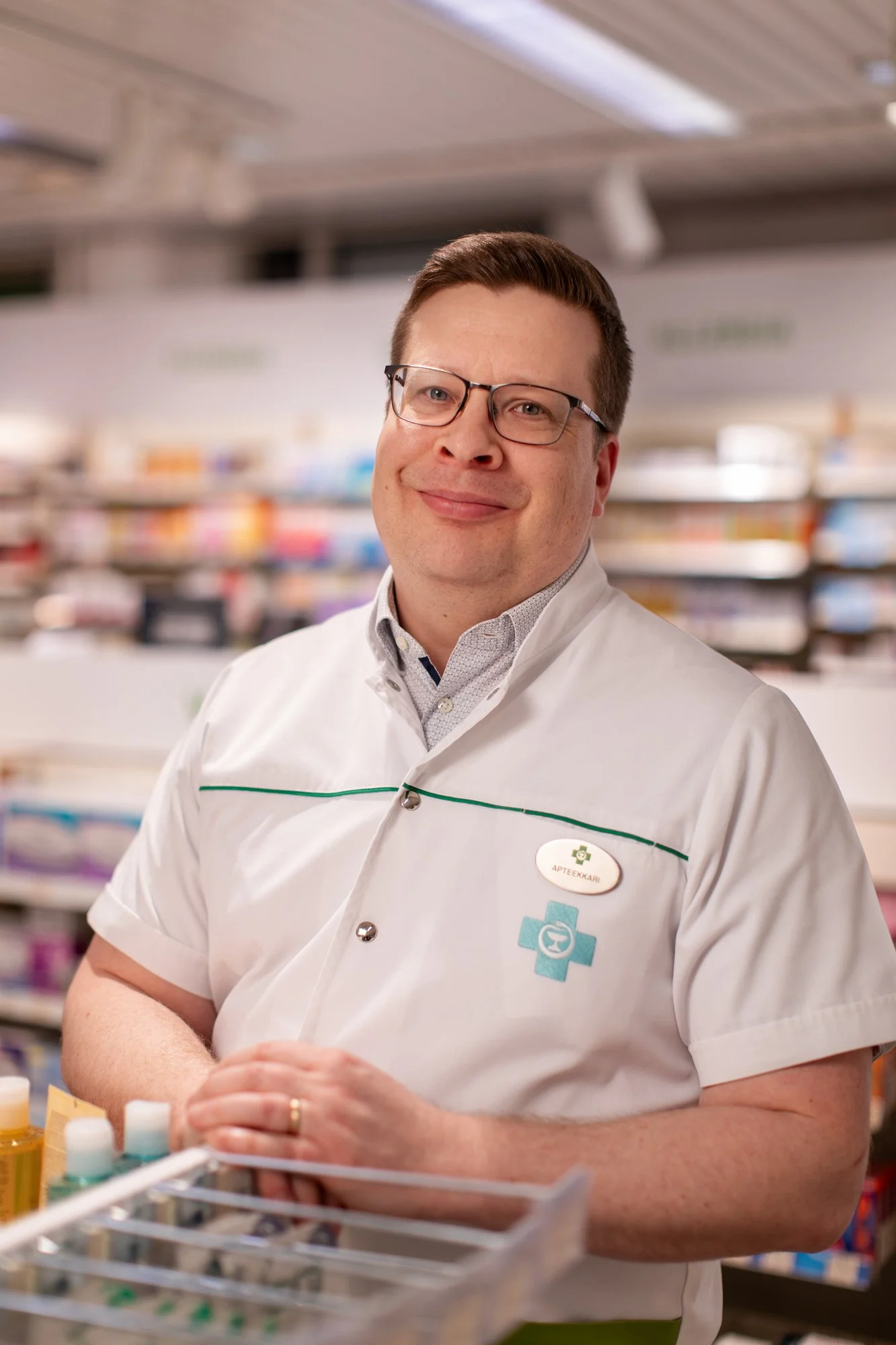 apteekkari hymyilee kameraan