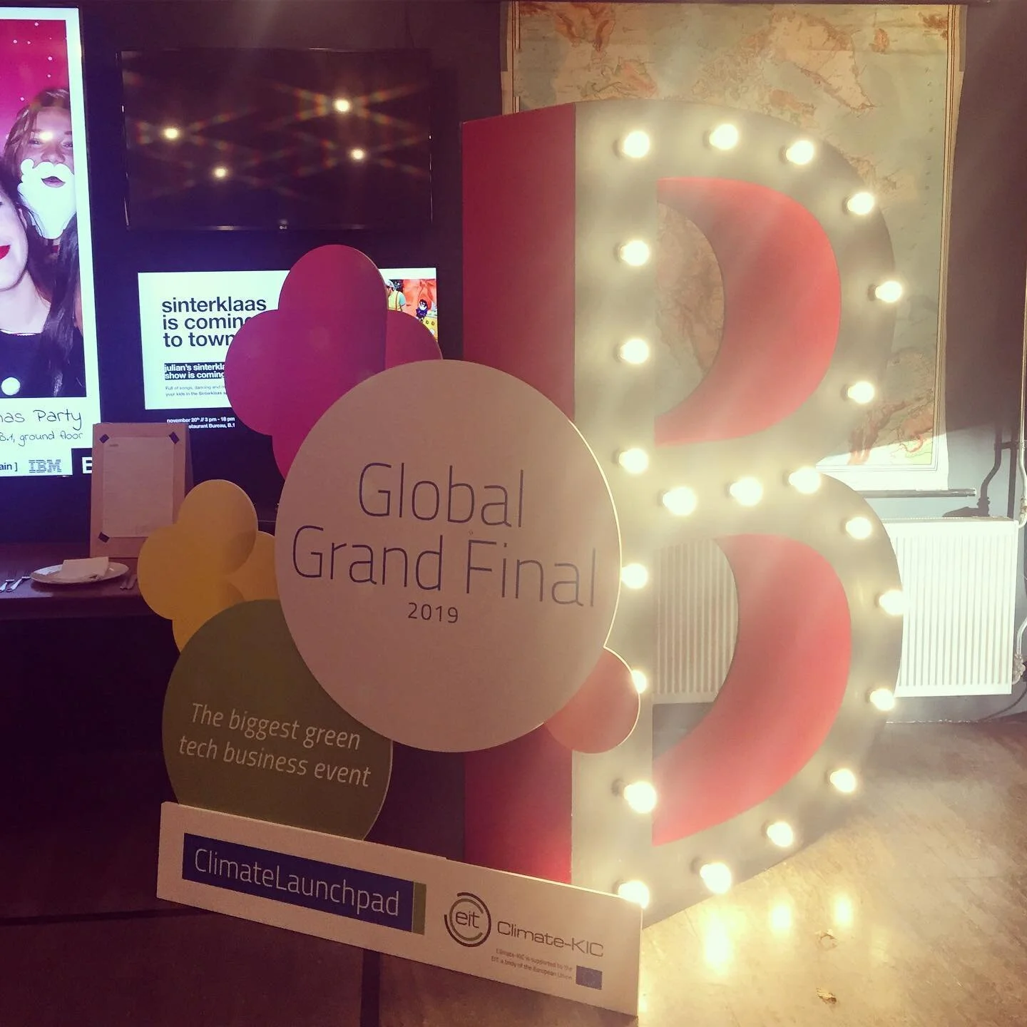 Veckan avslutas p&aring; ClimateLaunchpad i Amsterdam d&auml;r finalen av 140 gr&ouml;na aff&auml;rsid&eacute;er fr&aring;n 53 l&auml;nder avg&ouml;rs 👏🏻 &Aring;r 2017 deltog vi. I &aring;r har vi f&aring;tt en utm&auml;rkelse f&ouml;r en av de 15 