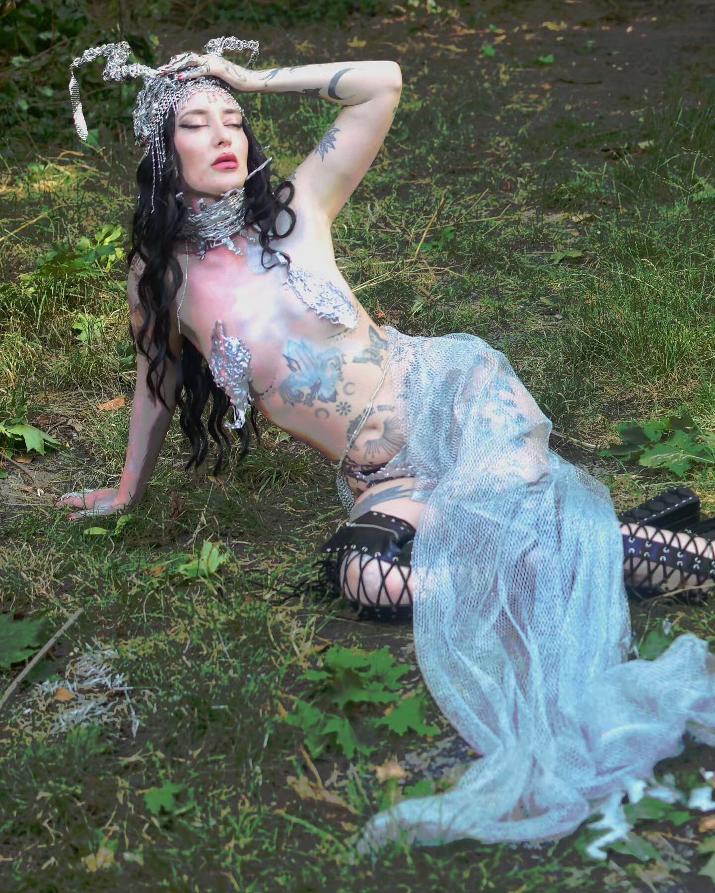 Here a preview #shotbysucci 📸 of my new art series &quot;Divinit&eacute;s&quot; aka goddess in french 🙏👑 @louvedudiable.ink ⚔🥰 - I made it all : crown to the style &amp; photo to the #colorediting.
MUAH by the one &amp; only @santamarijuanna 🎀

