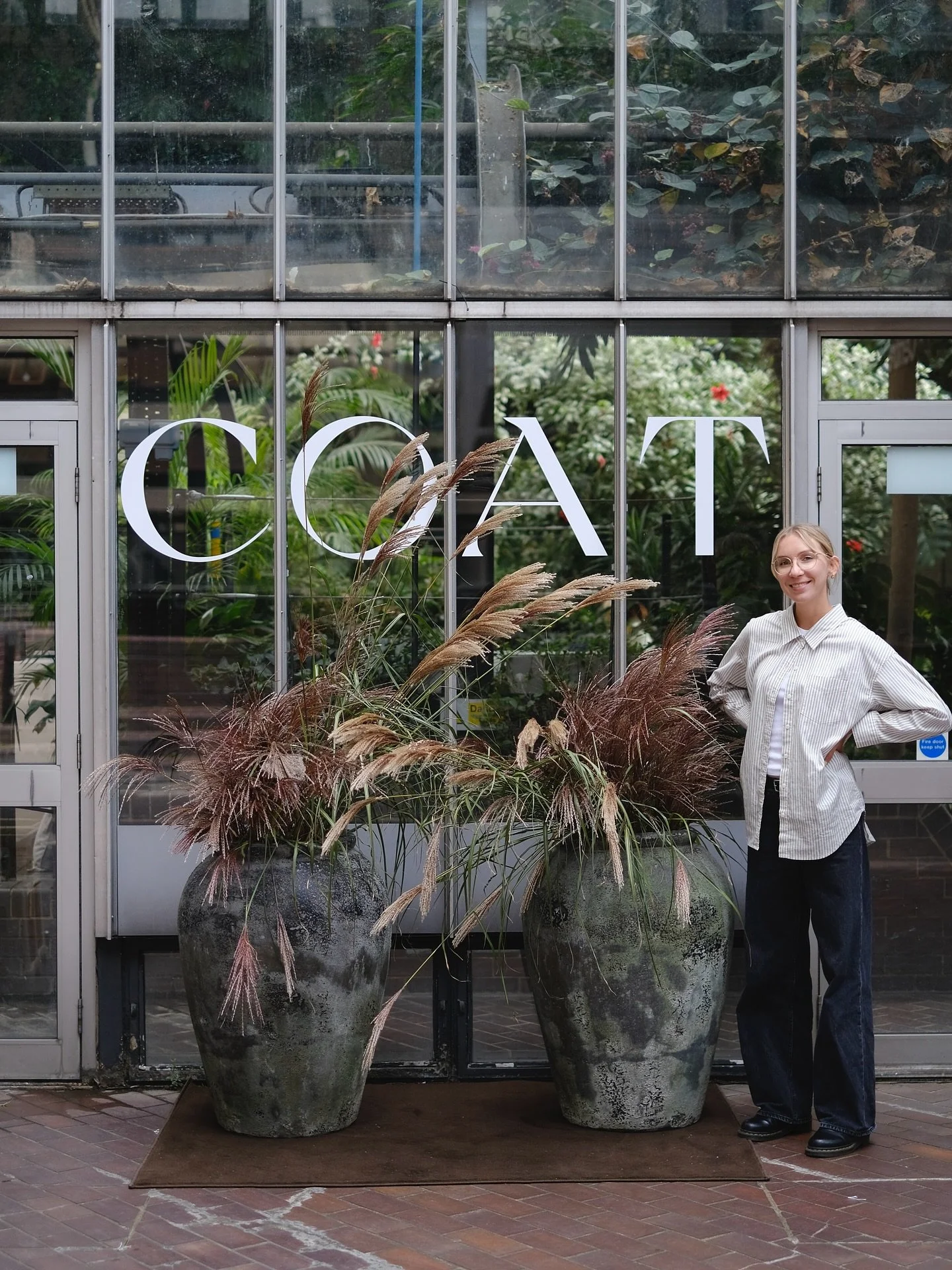Welcoming autumn at the Barbican 🍂 We used beautiful seasonal grasses to frame the entrance for our @coatpaints event &mdash; a soft, natural start to the season.