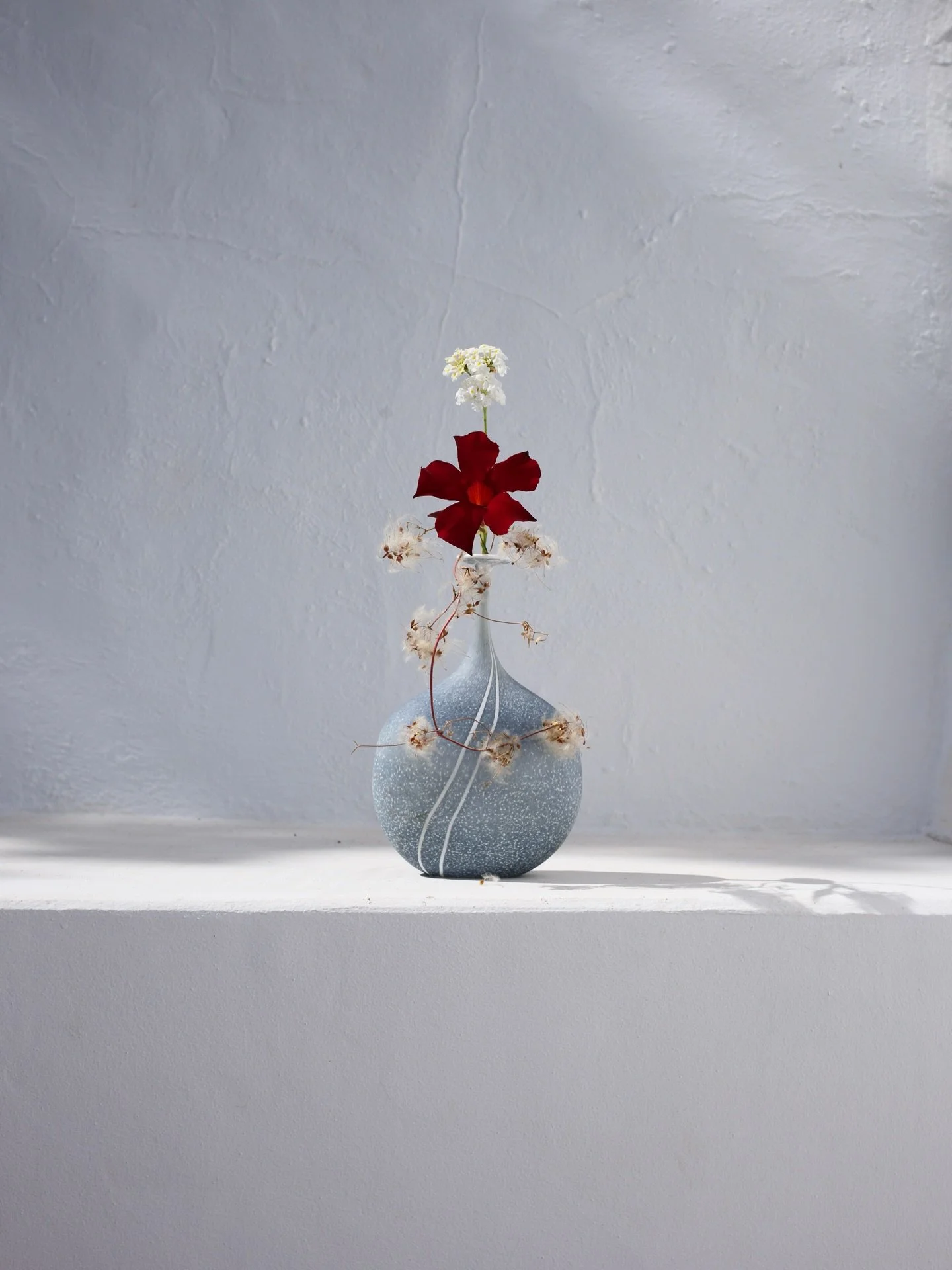 This was the very first arrangement I composed during our two weeks at @ensohouse. 

I wanted it to reflect the landscape, and found heaps of dried clematis vine. I paired it with the late summer flowers&mdash; white lantana and bright red mandevilla