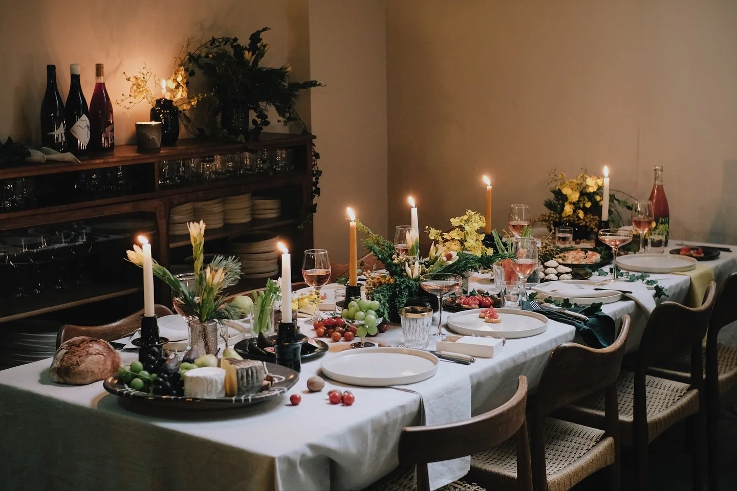 We&rsquo;re getting ready for Christmas and nothing beats the holidays like gathering around the table with friends. We love creating unique, seasonal floral tablescapes to celebrate this wonderful time of the year. 

If you&rsquo;re hosting a Christ