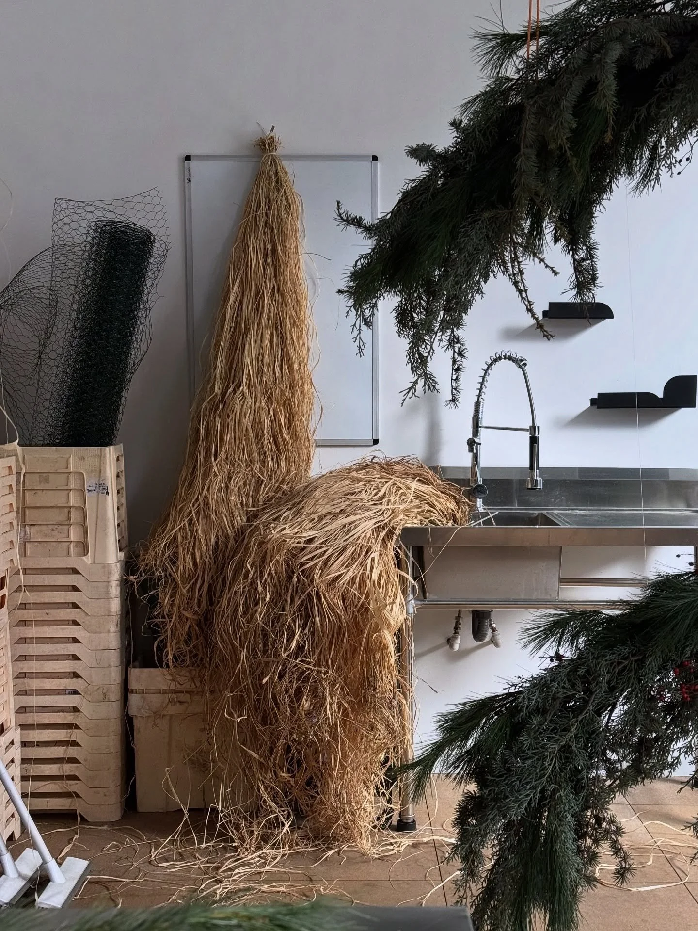 This week at the MOS studio we&rsquo;ve been deep into our Christmas commission. Lots of raffia, lots of tools, lots of researching. 

#floraldesign #floralstudio #christmasinlondon