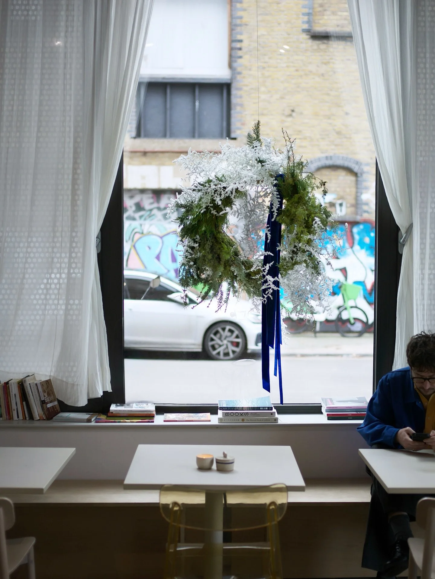 Our snowy wreath for our friends at @simmoscoffee 💙

We went wild with different types of conifer and a sprinkle of snow dusted asparagus fern. A perfect match with their signature blue. 

#floraldesign #wreath #christmasinlondon
