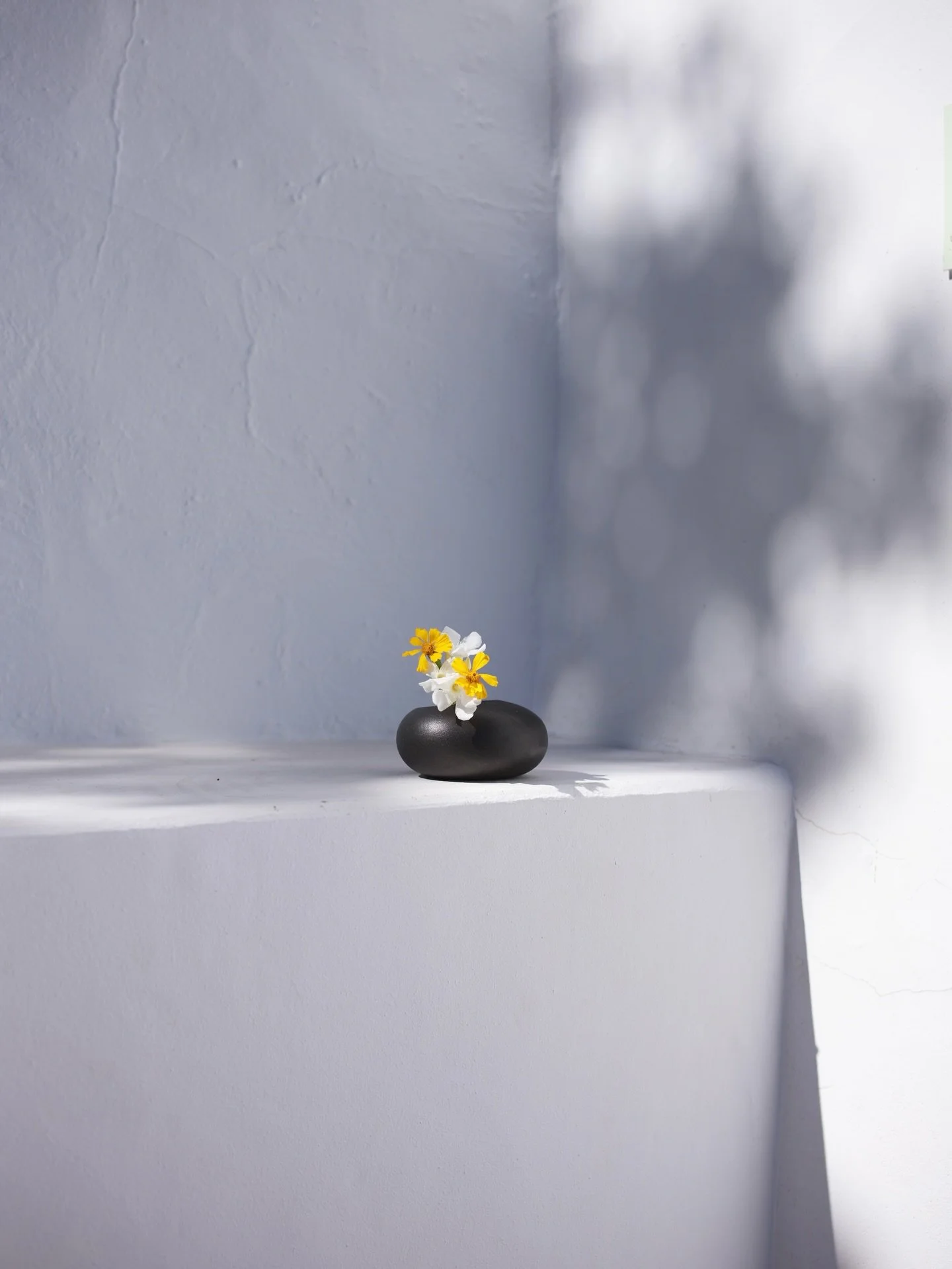 We haven&rsquo;t forgotten about our Minimalism in Flowers series. We&rsquo;ve been sitting and looking at our past work with the idea of &ldquo;less is more,&rdquo; and what that really means in practice. This arrangement was created during our @ens