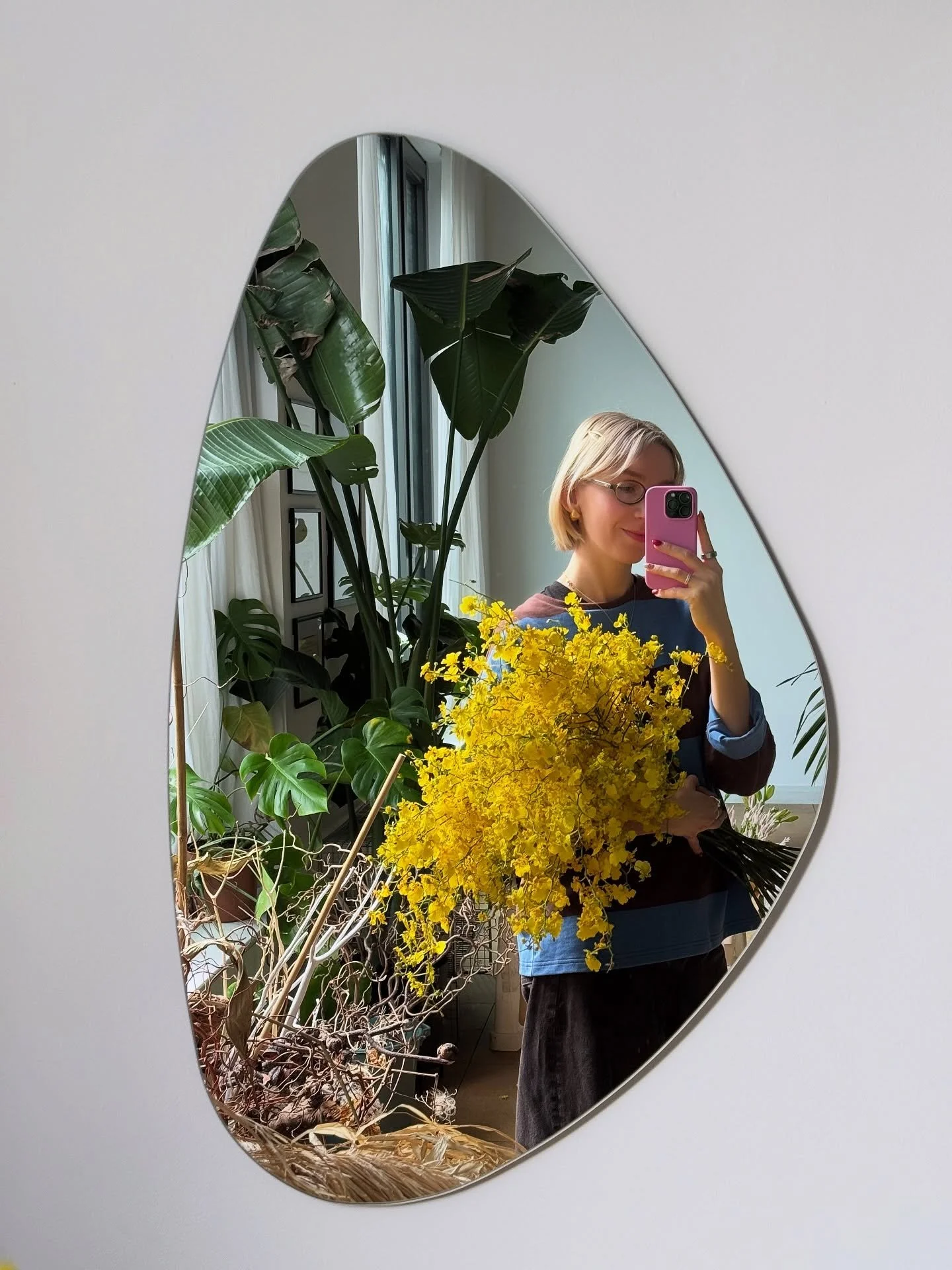 Gosh, we love orchids &mdash; especially these bright yellow oncidiums that look like tiny dancers mid-twirl. A little burst of joy on a cold January day. 

#londonflorist #floraldesign #oncidiumorchids