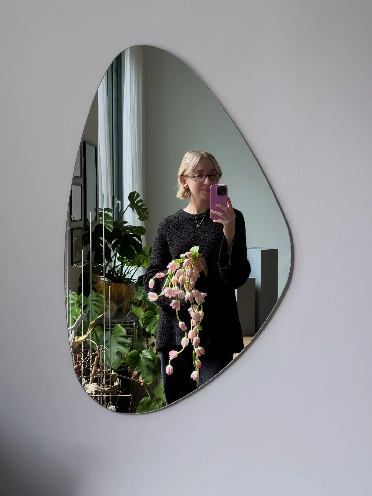 Observations from last week&rsquo;s cascading tulip bouquet 🌷

We stored the bouquet in a hydration chamber over the weekend &mdash; tulips softened in shape and transformed to a gentle blush pink. So beautiful to watch them evolve. 

#tulipbouquet 