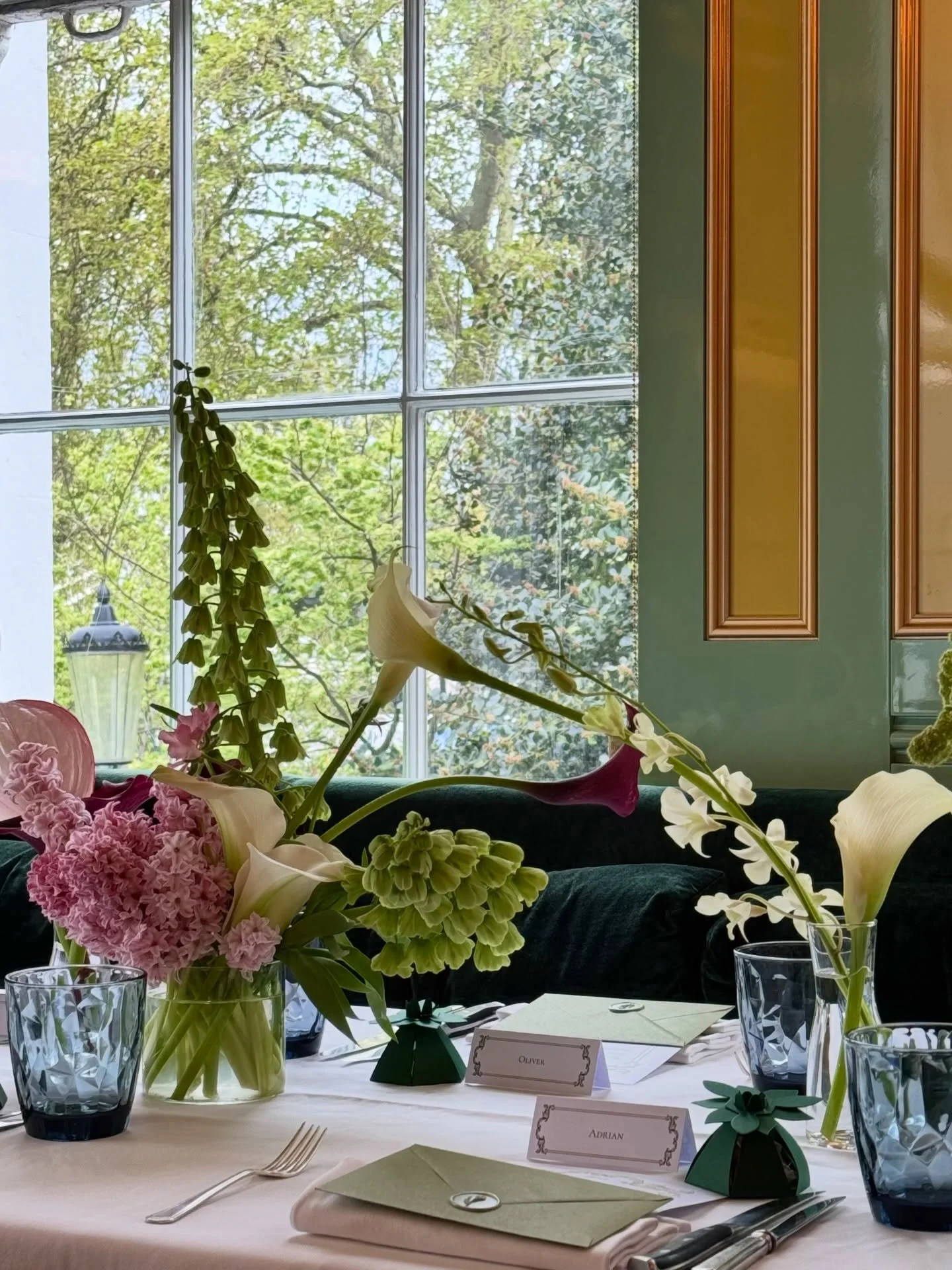 Spring floral tablescape for Myriam &amp; Seamus at @50cheyne. 

We layered dark and light tones to create a palette that popped against No.50 Cheyne&rsquo;s interior and introduced dramatic horizontal and vertical shapes to create a dance across the