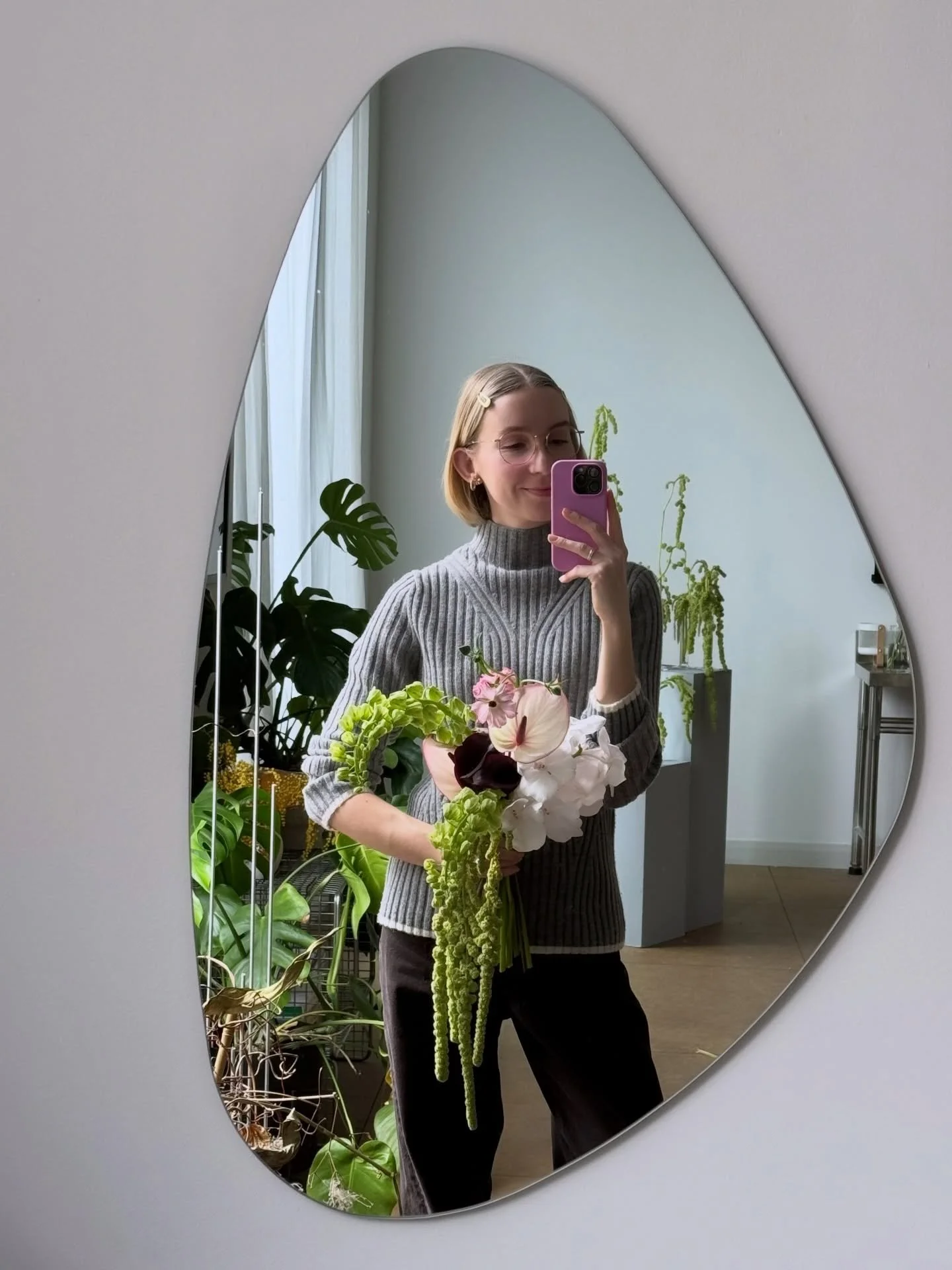 A playful bridal bouquet for our latest wedding, with lots of fun movement created with fritillaria and draping amaranthus. 

#bridalbouquet #springflowers #londonflorist