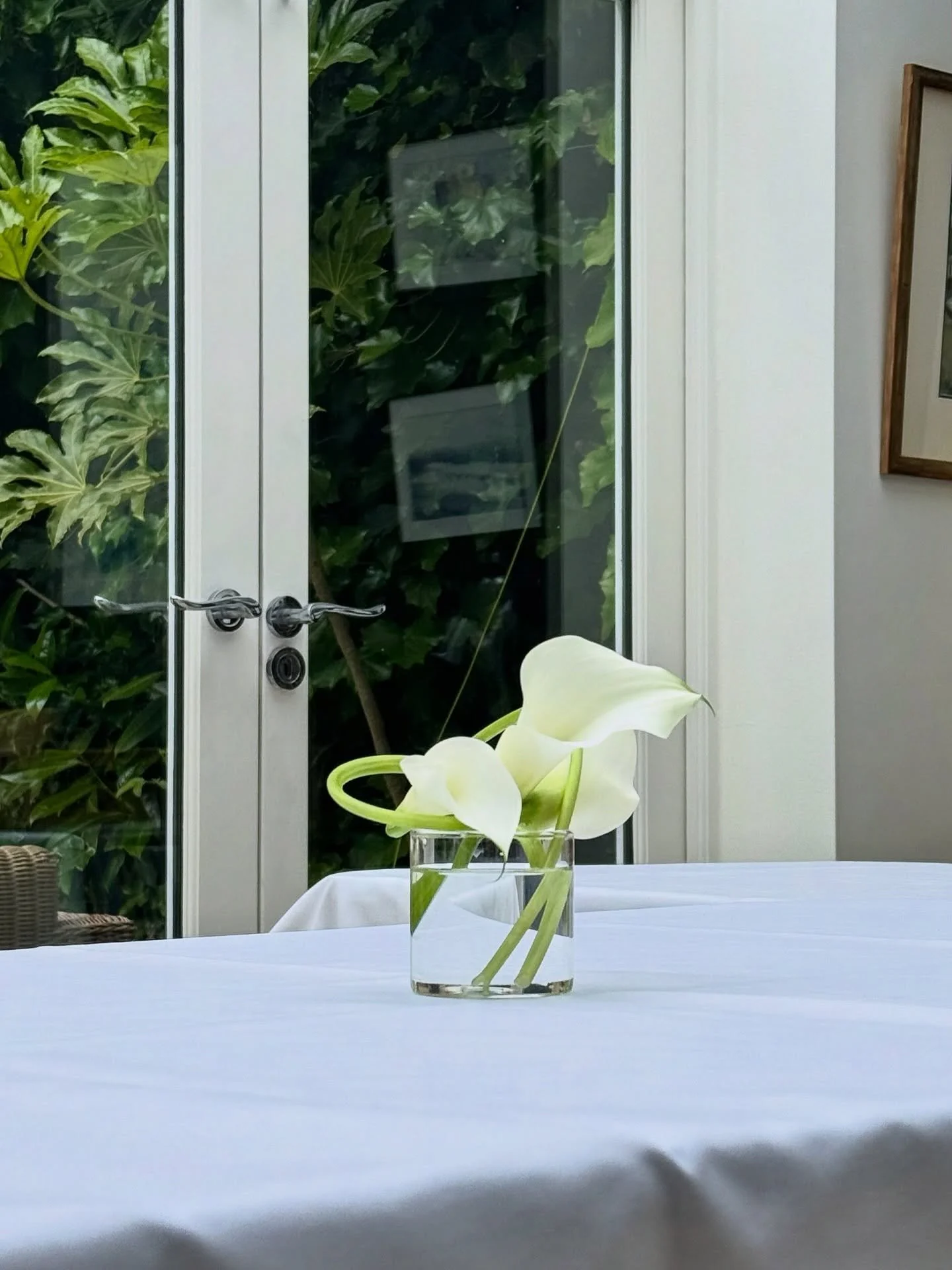 Twisted calla lilies woven together as a symbol of unity &mdash; such a poetic touch for a wedding! 

#callalily #sculpturalflowers #londonflorist