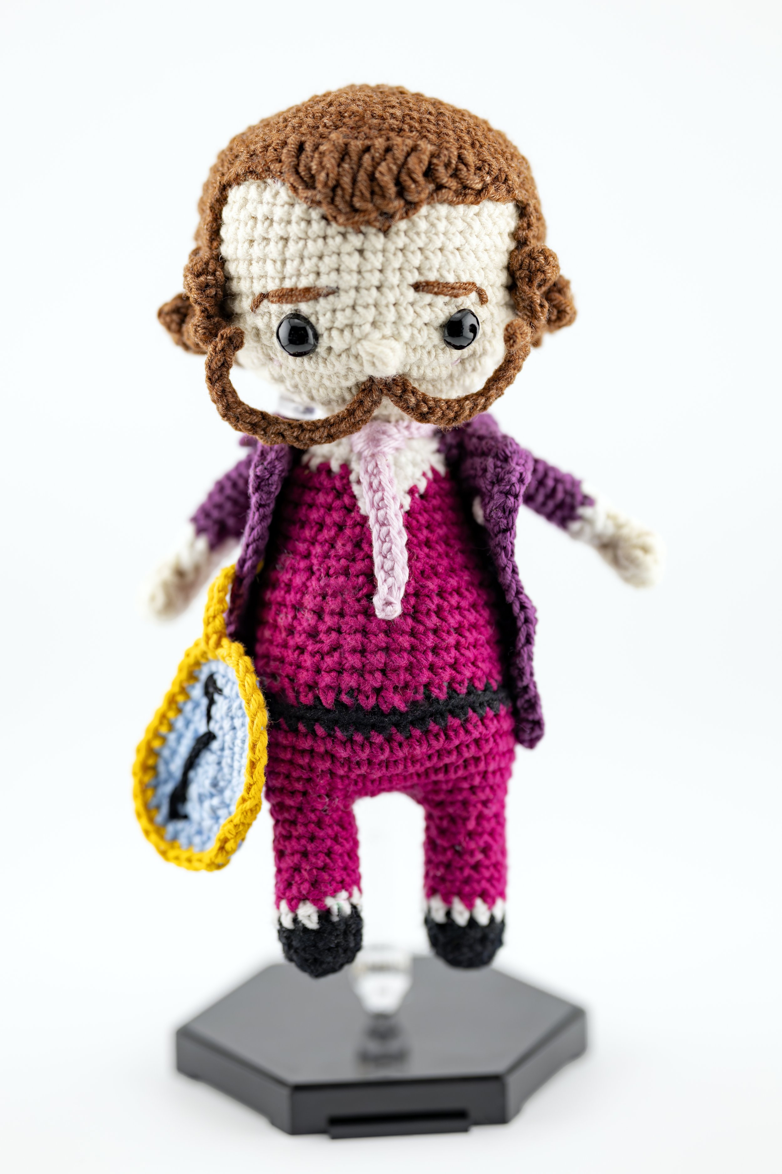 SALVADOR DALI
“ This woven sculpture is handmade by Maral Kosari from a design and pattern by Elisa (crochet never stop)