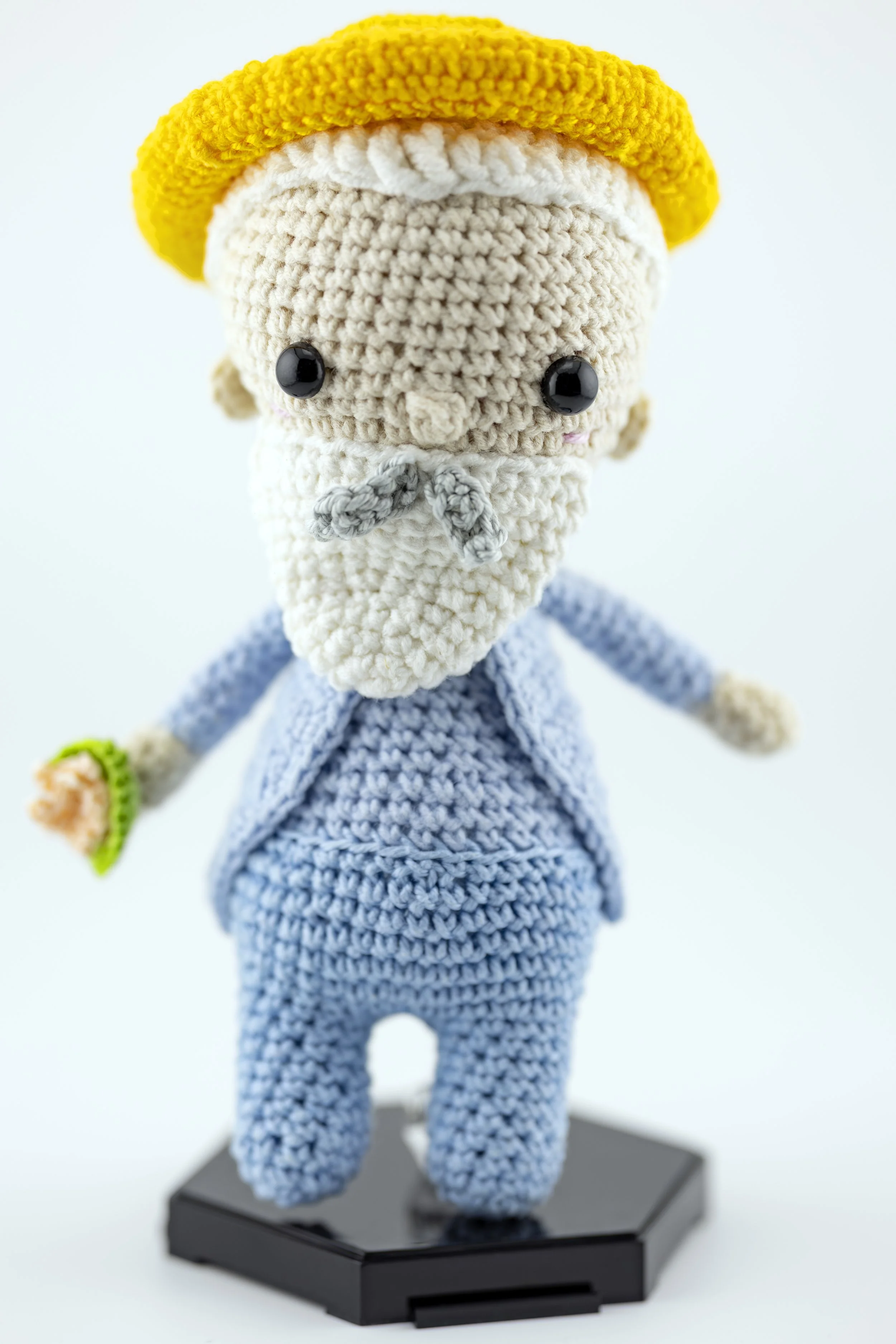 CLAUDE MONET
“ This woven sculpture is handmade by Maral Kosari from a design and pattern by Carla Mitrani for Amour Fou Crochet / www.amourfou-crochet.com “