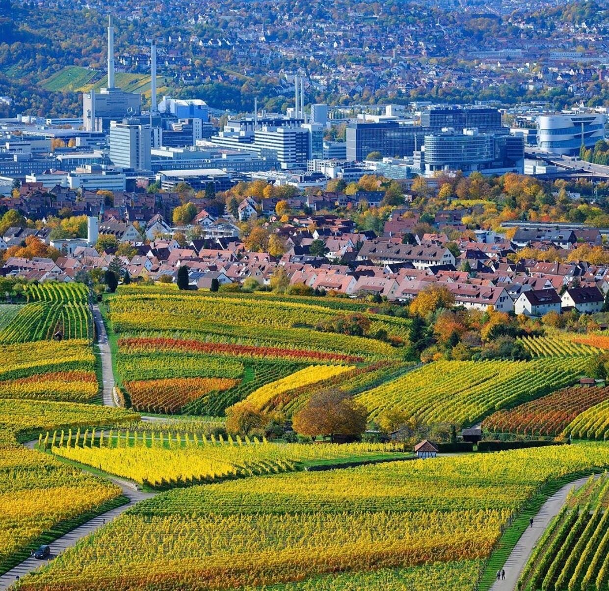 Alles auf einen Blick! 😍 Zwischen Weinbergen und Industrie liegt #meinuntert&uuml;rkheim. Herrliches Bild von @flerli! Wir freuen uns auf mehr von Dir 👍💪🙏